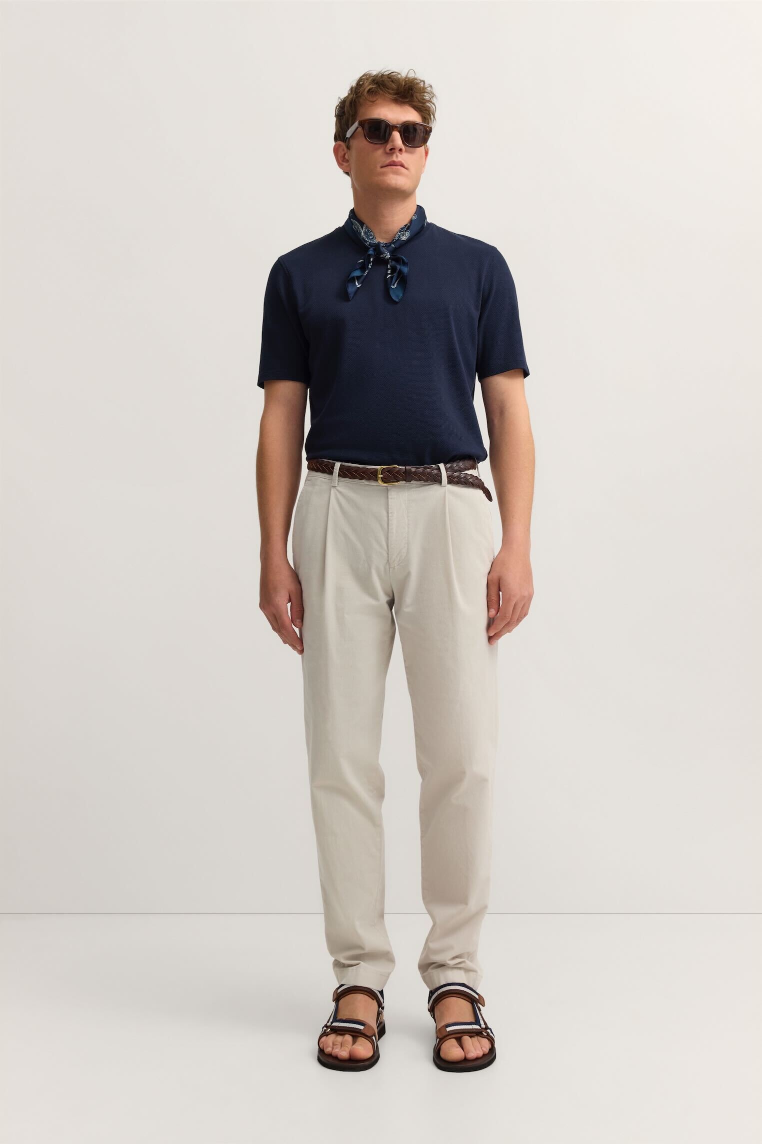 Bundfaltenhose BUGATTI "Tapered Fit", Herren, Gr. 34, Länge 30, 10, weiß, 97% Baumwolle, 3% Elasthan, unifarben, gerade, unten schmal, Hosen, aus Luxury Pima Cotton Feincord 3