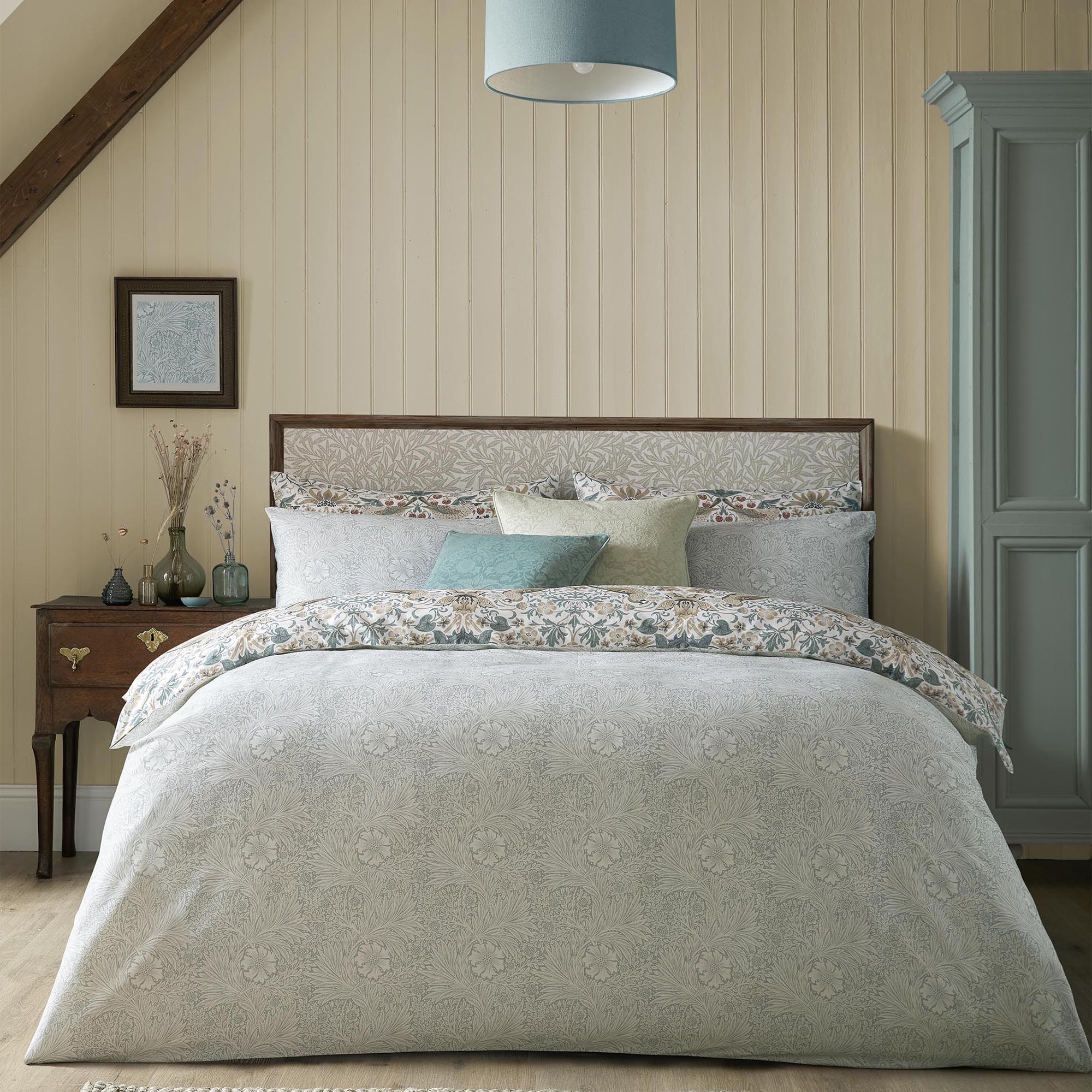 WILLIAM MORRIS AT HOME Wendebettwäsche »Strawberry Thief, aus Baumwoll Satin,« 3 tlg. tlg. mit floralem Muster, 200x200cm