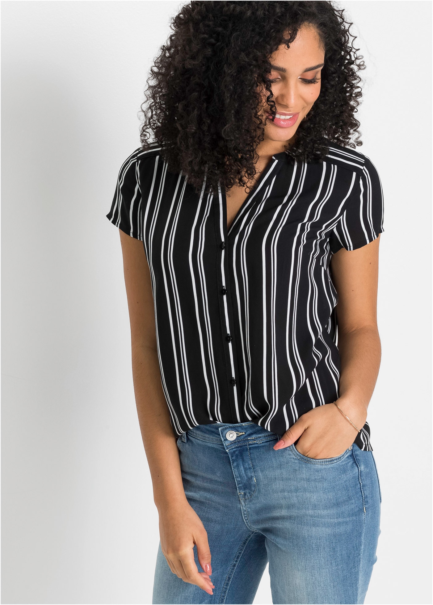 bonprix Kurzarmbluse Regular Fit, für Businessmode, aus Viskose, feminin gestaltet