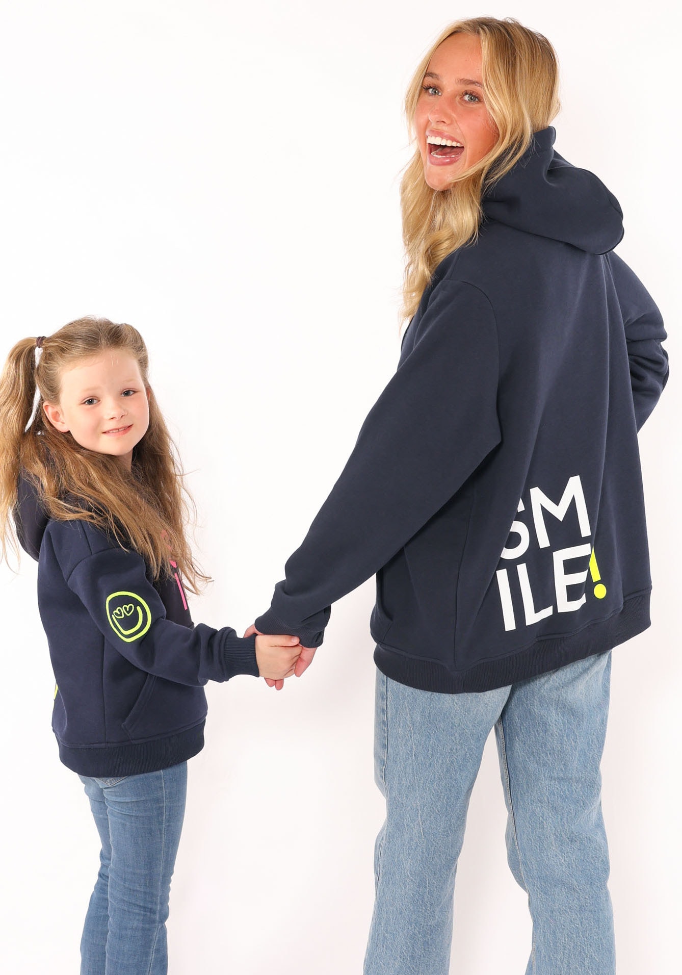 Zwillingsherz Hoodie, mit "Smile"-Aufdruck in Neonfarben und gesticktem Smiley