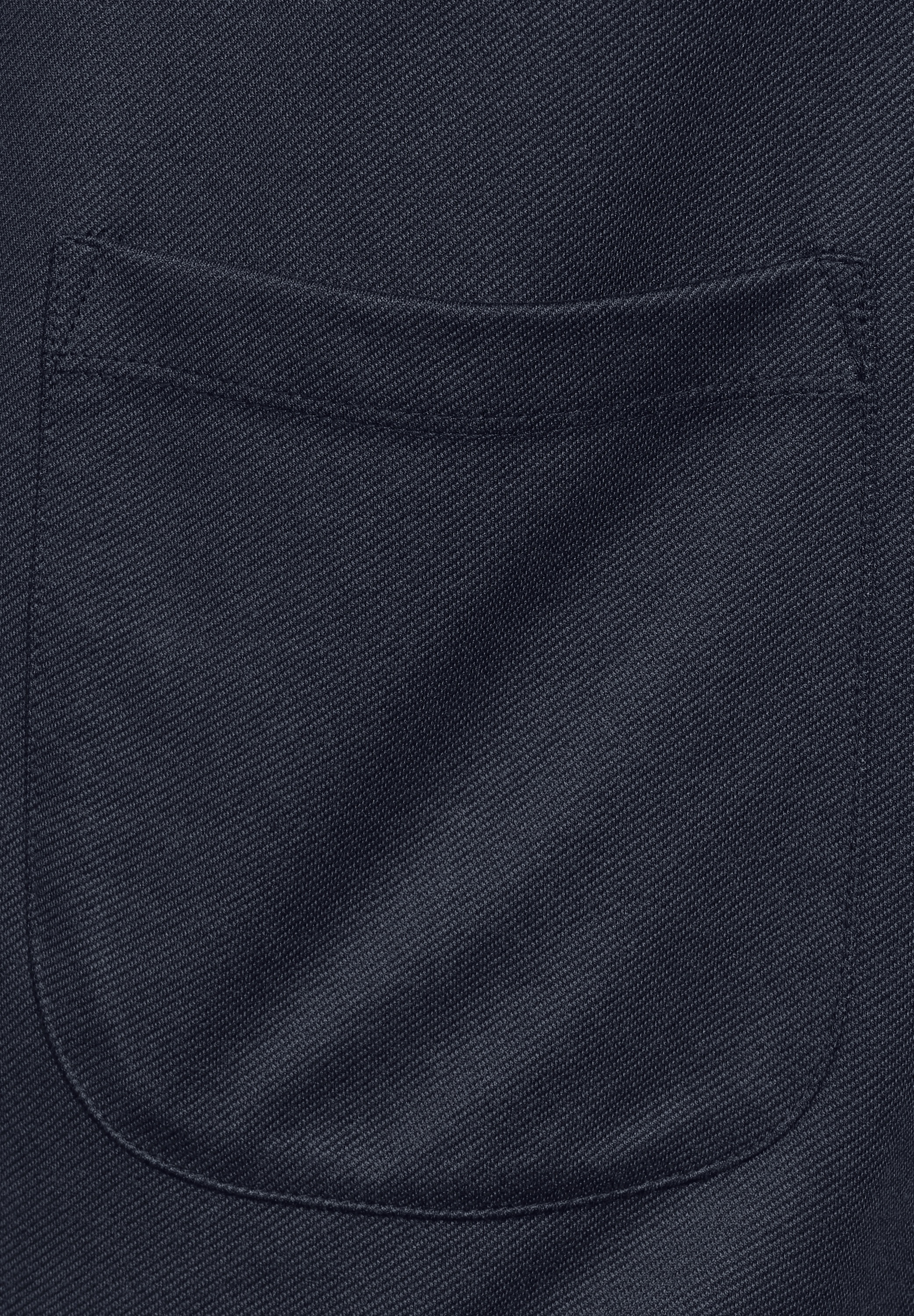 Cecil Longblazer, mit Reverskragen