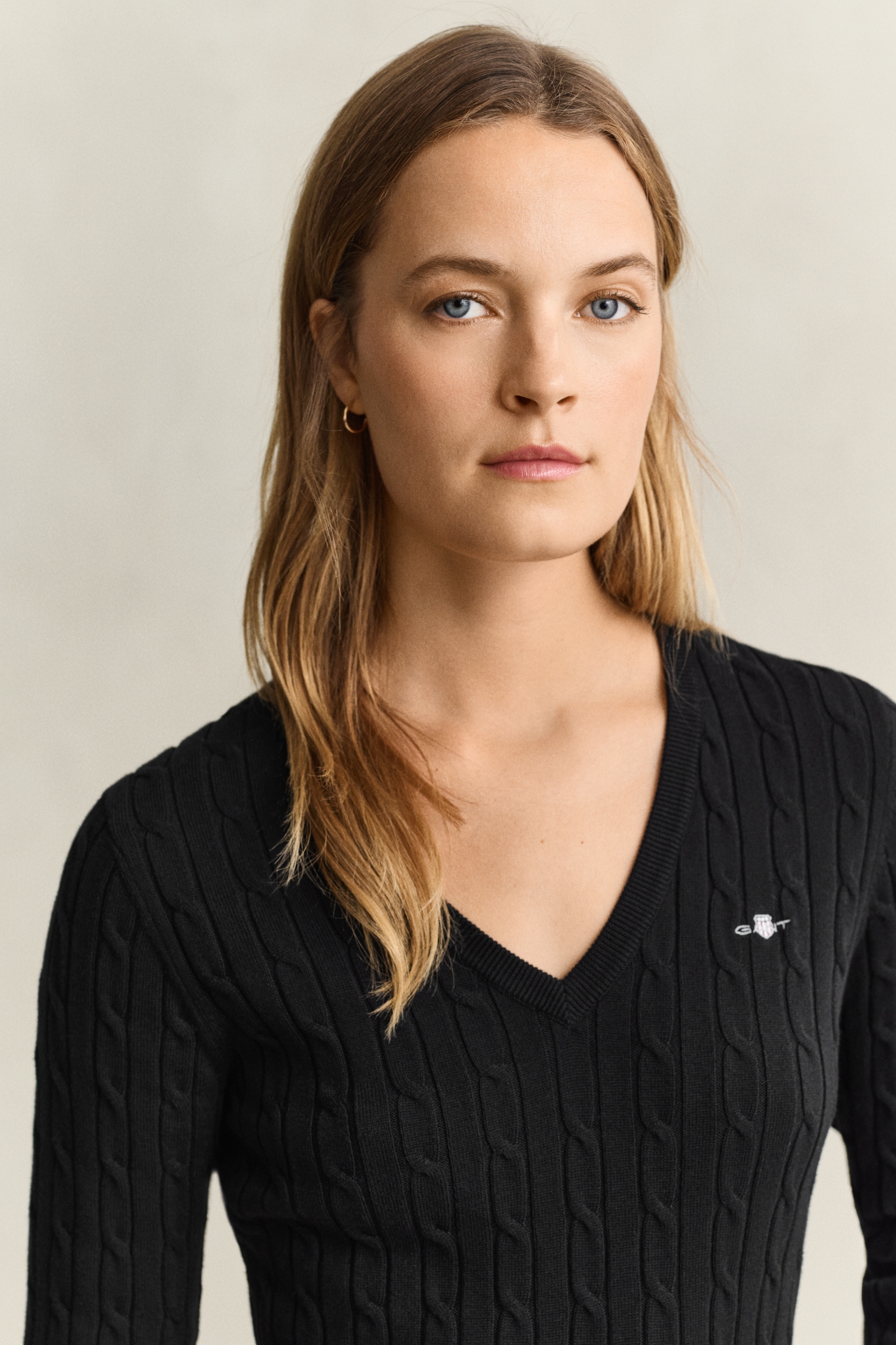 Gant Strickpullover »STRETCH COTTON CABLE V-NECK« mit Logostickerei auf der Brust