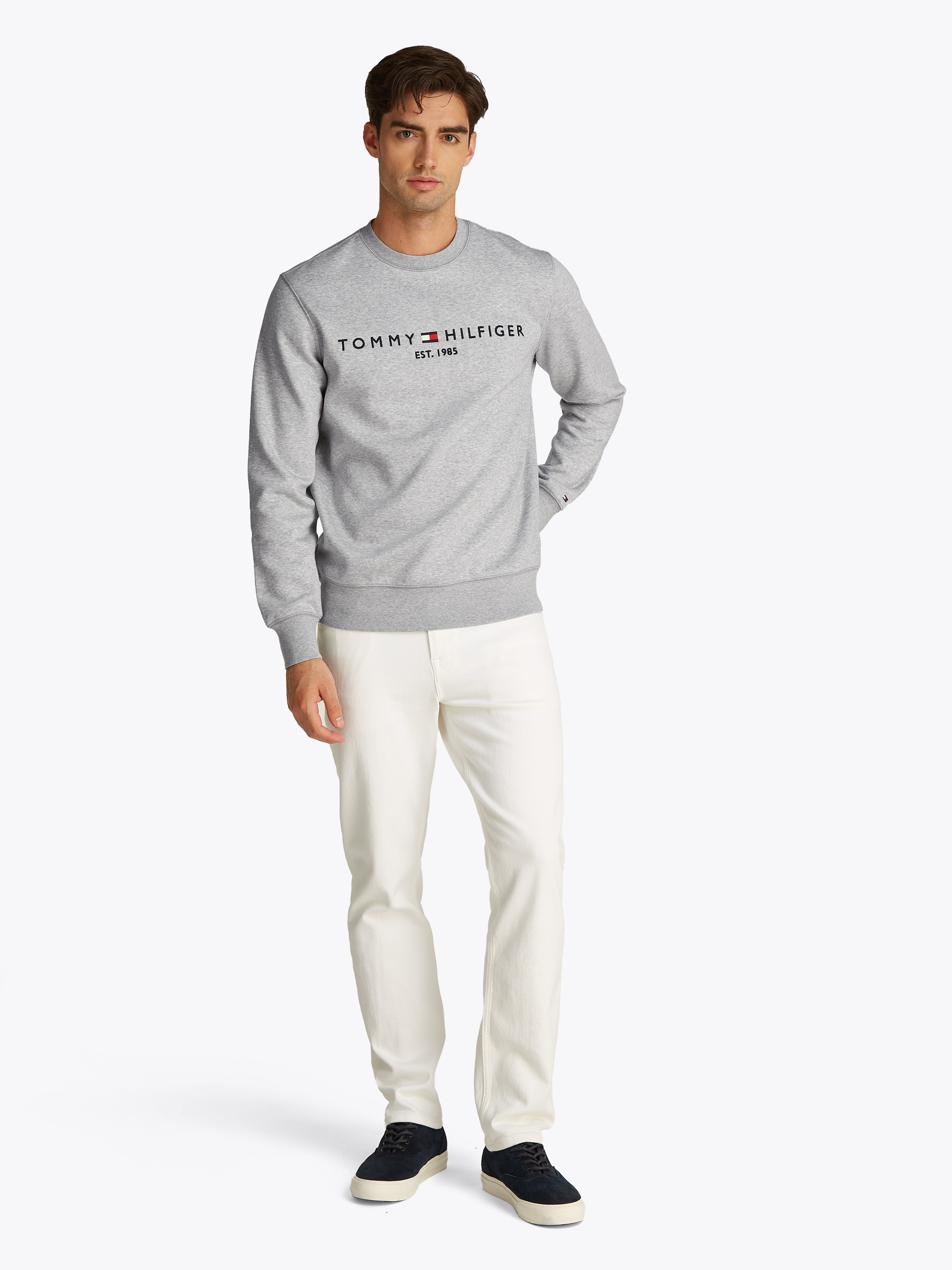 Tommy Hilfiger Sweatshirt »TOMMY LOGO SWEATSHIRT«, mit klassischem Rundhalsausschnitt