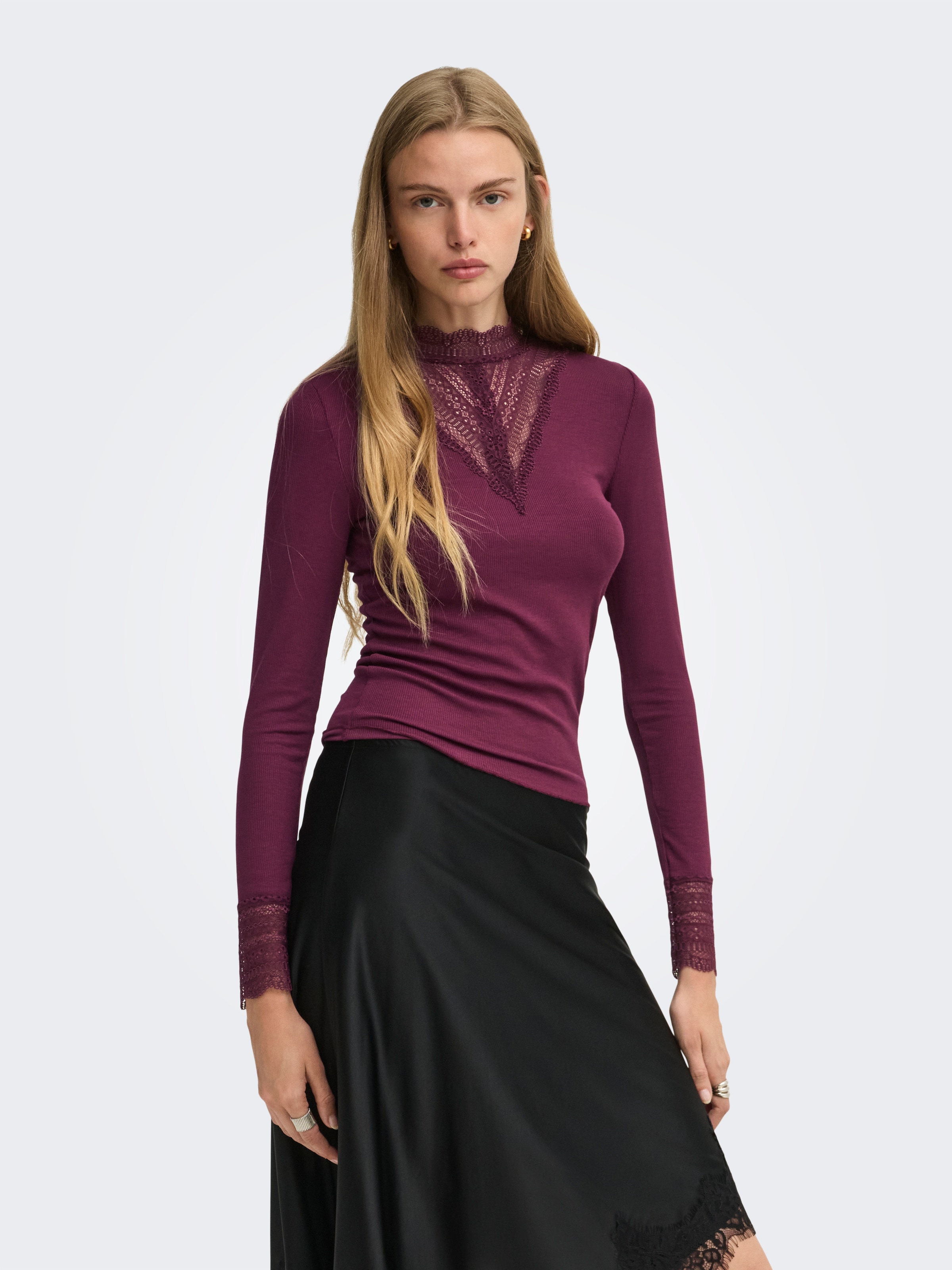 ONLY Spitzenshirt "ONLTILDE L/S HIGH NECK LACE TOP JRS" Viskosemischung, mit Spitze