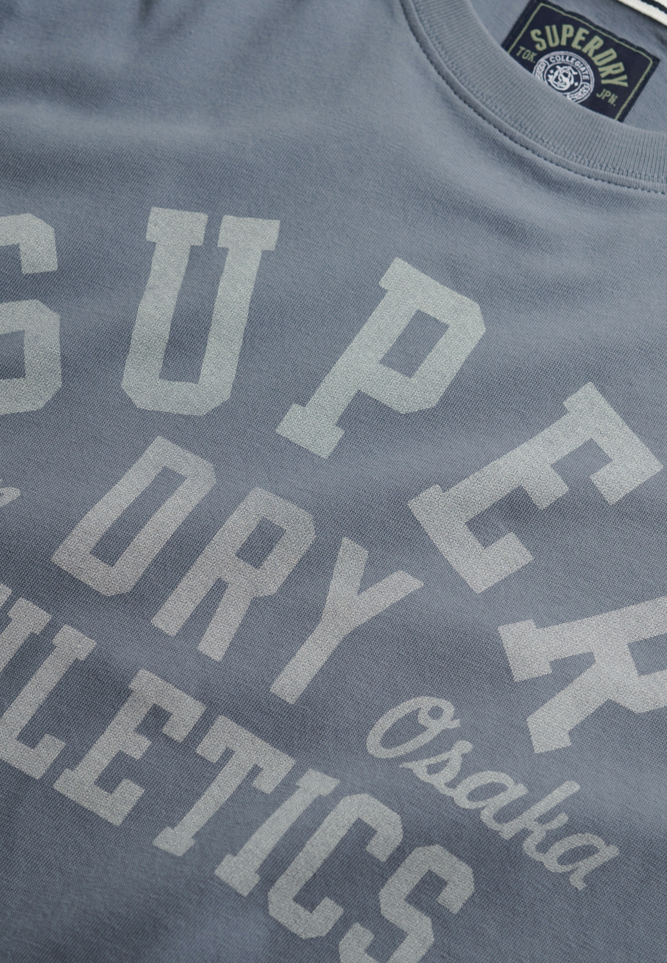 Superdry Rundhalsshirt »ATHLETIC ESS TEE« Loose Fit, aus Baumwolle und Seide, mit Print, Kurzarm, hüftlange Form