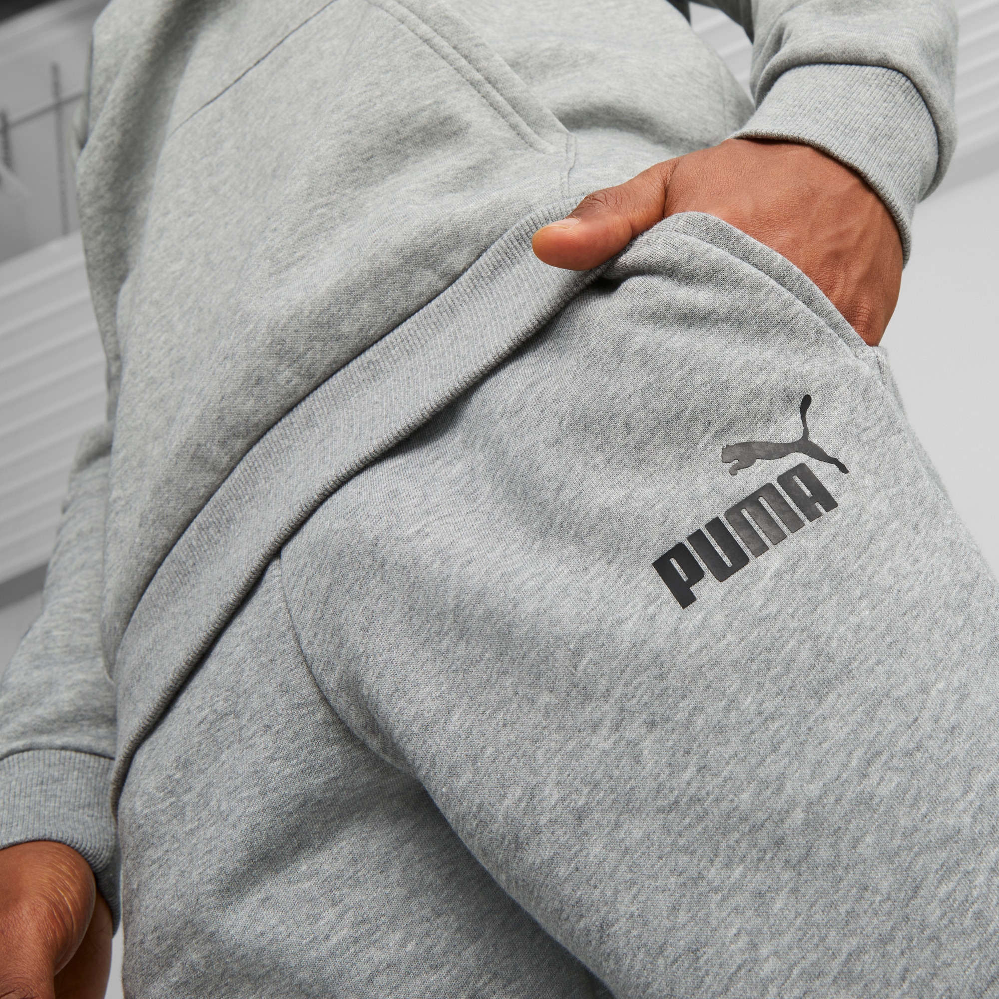 PUMA Trainingshose »ESS LOGO PANTS TR CL«, Jogginghose, French Terry Qualität