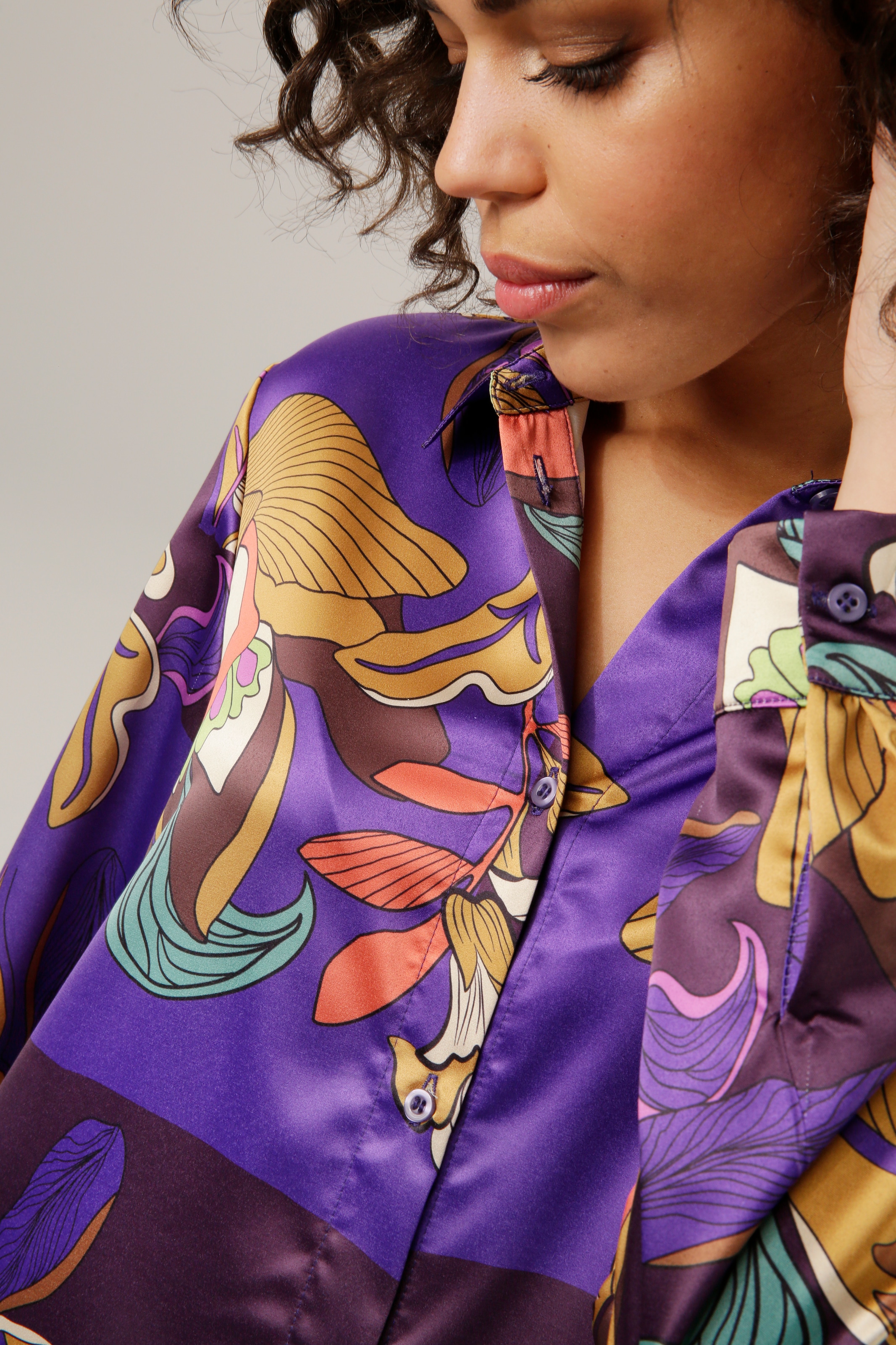 Aniston CASUAL Hemdbluse, mit KOLLEKTION farbenfrohen, bestellen - NEUE Blumendruck | online BAUR graphischem