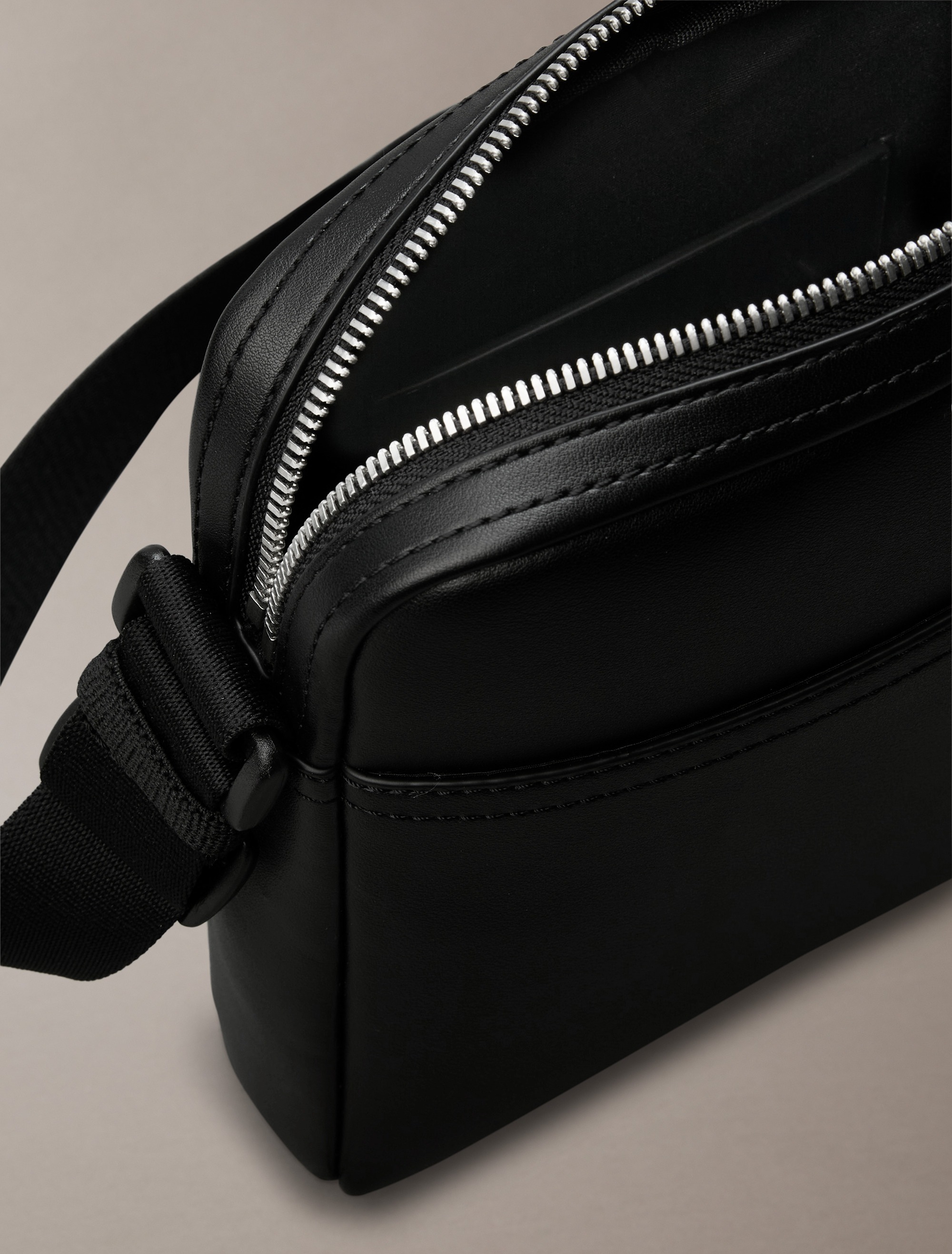 Calvin Klein Jeans Messenger Bag »MONO LOGO REPORTER 18«, Schultertasche, Herren-Umhängetasche, Mini Bag mit Logoschriftzug