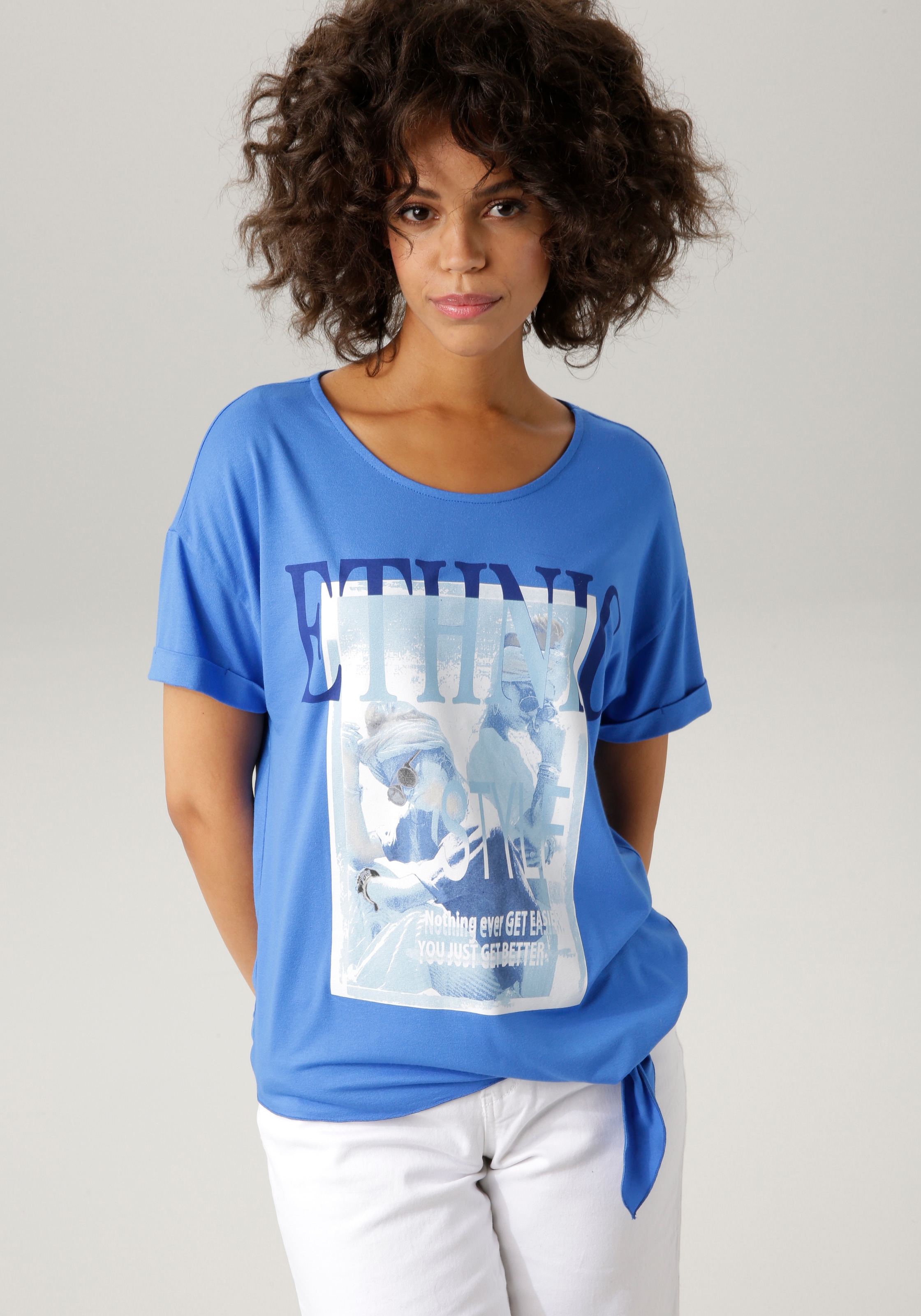 T-Shirt, CASUAL BAUR Frontdruck bestellen mit für Aniston ausdrucksstarkem \