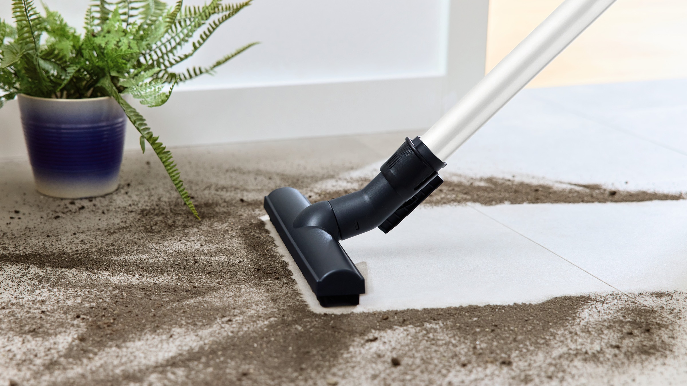 BOSCH Bodenstaubsauger »Serie 8 ProSilence BGB75XSIL, Hygiene-Filter, 10 Jahre Motorgarantie«, 650 W, mit Beutel, Hartbodendüse, XXL-Polsterdüse, langes Kabel, leise, weiß