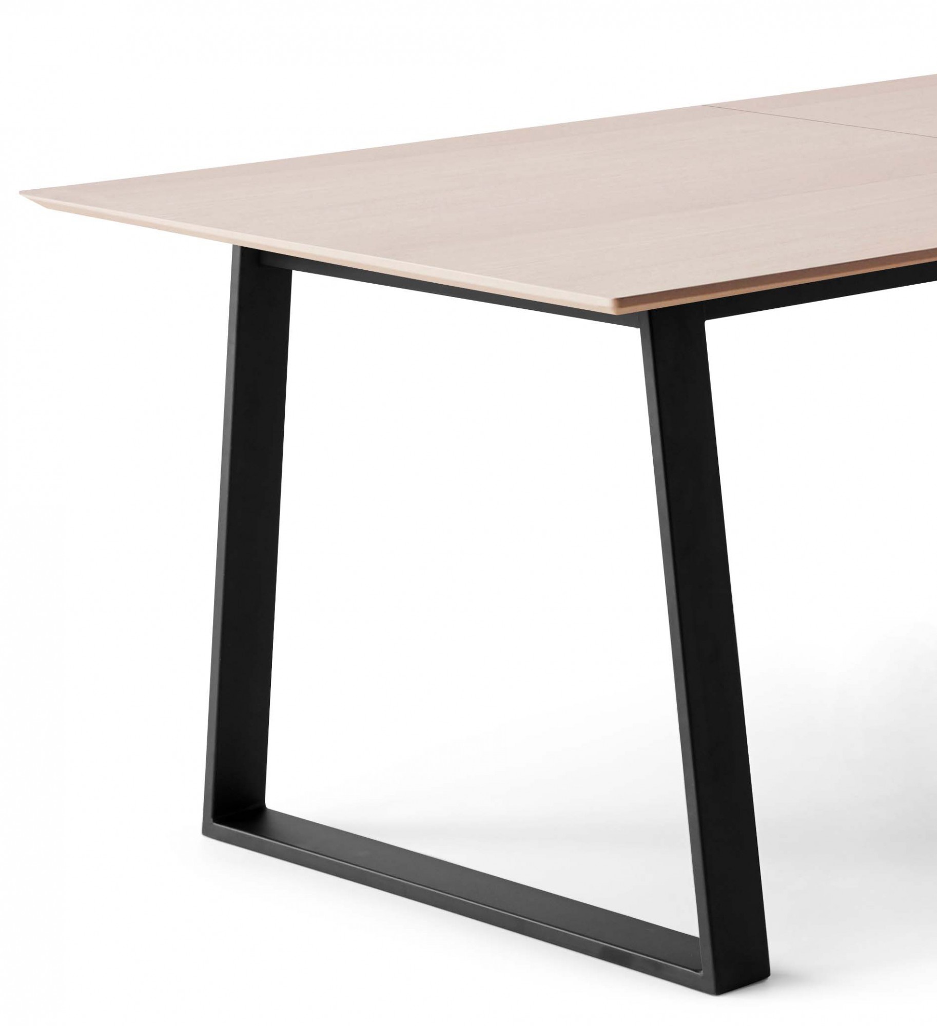 Esstisch HAMMEL FURNITURE "Meza Designtisch mit Auszugsfunktion und 2 Einlegeplatten", beige (natur, schwarz, natur), B:210cm H:73,5cm, Tischplatte: Weißpigmentiertes, matt lackiertes Eichenfurnier (natürliche MDF-Kante). Gestell: Pulverbeschichtetes schw 3