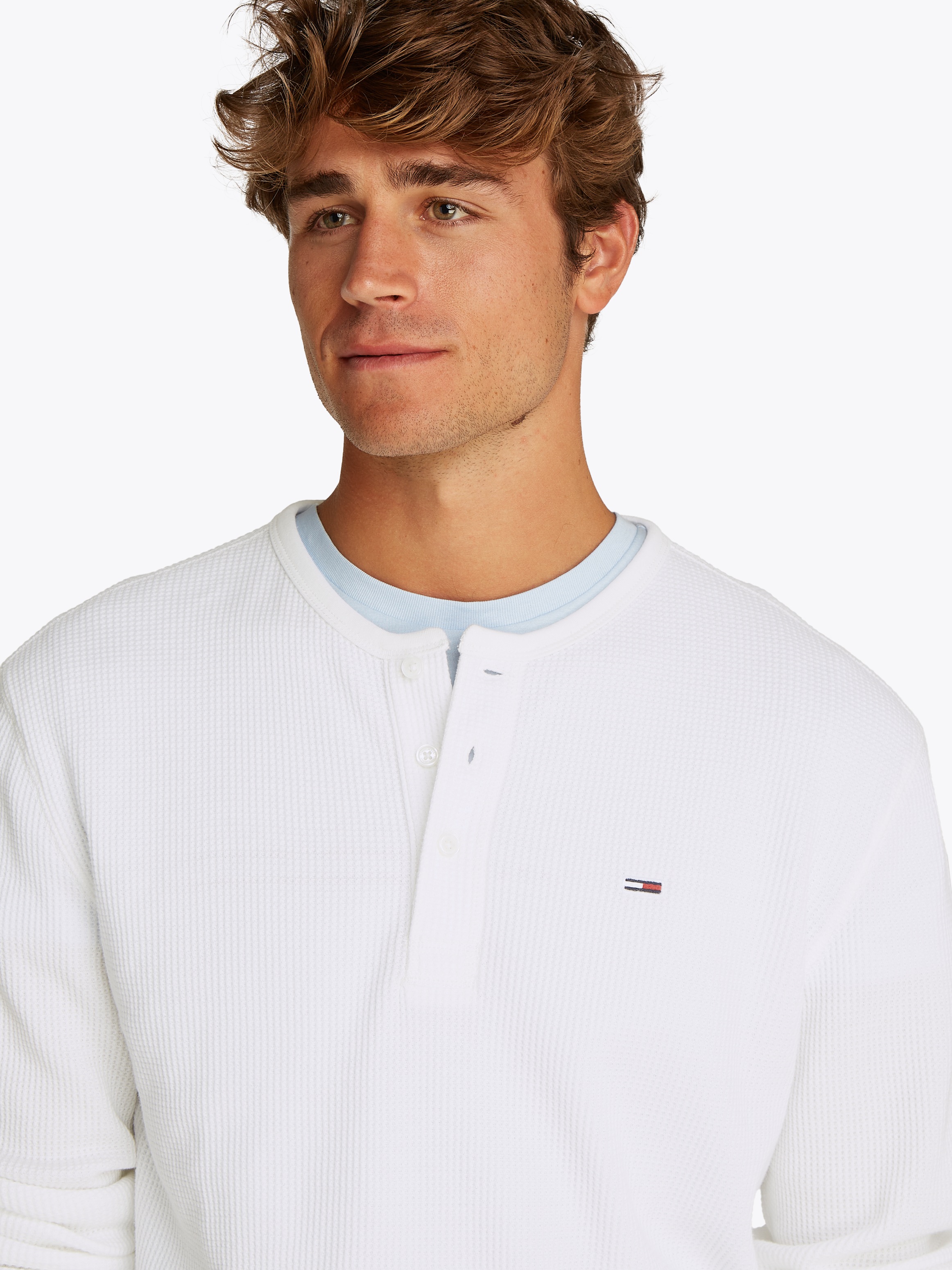 Tommy Jeans Henleyshirt "TJM REG WAFFLE HENLEY LS TEE", mit leichter Strukt günstig online kaufen