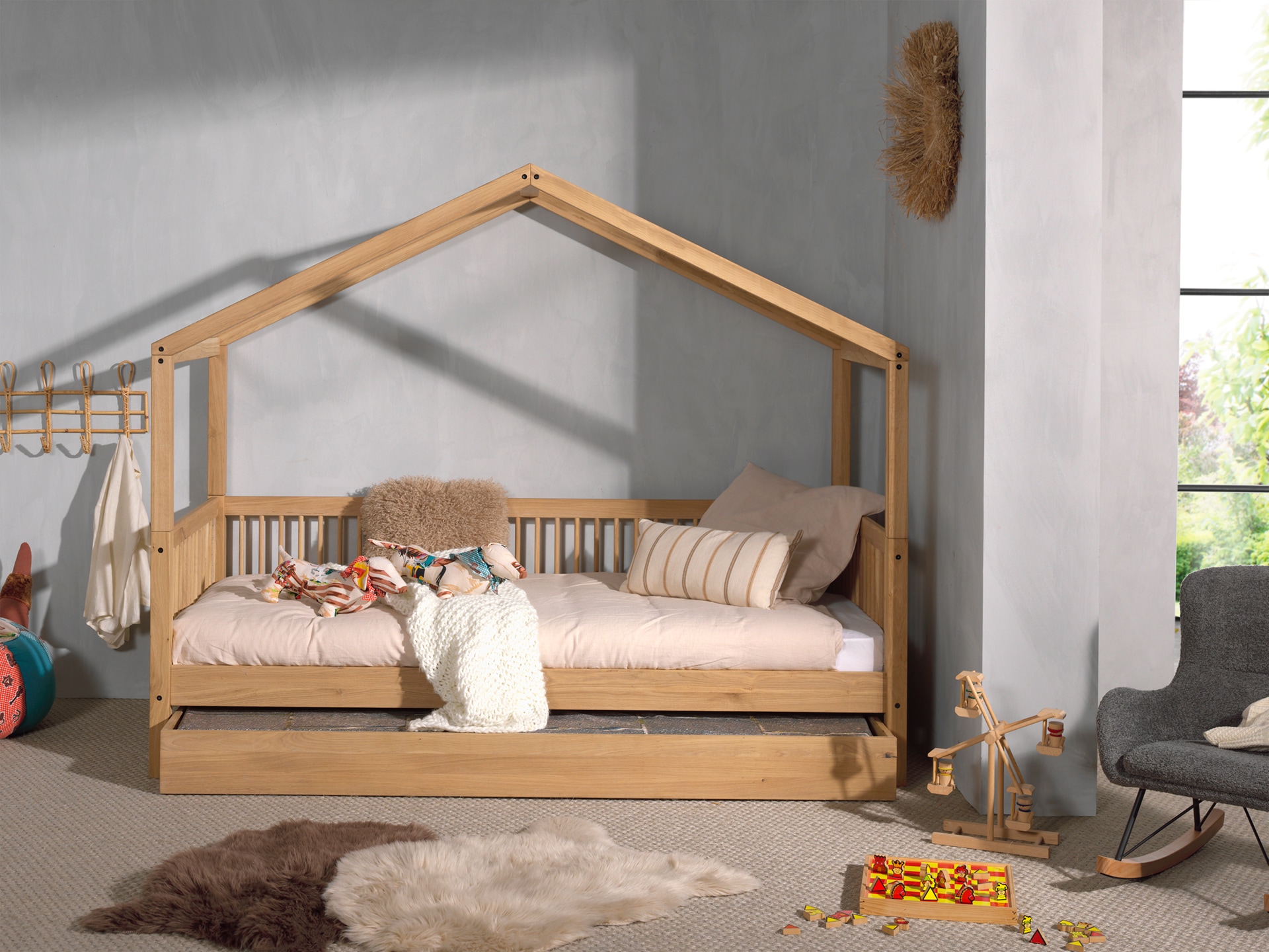 Vipack Hausbett Made in Europe, aus massiver Eiche geölt, LF 90x200 cm, wahlweise mit Bettschublade