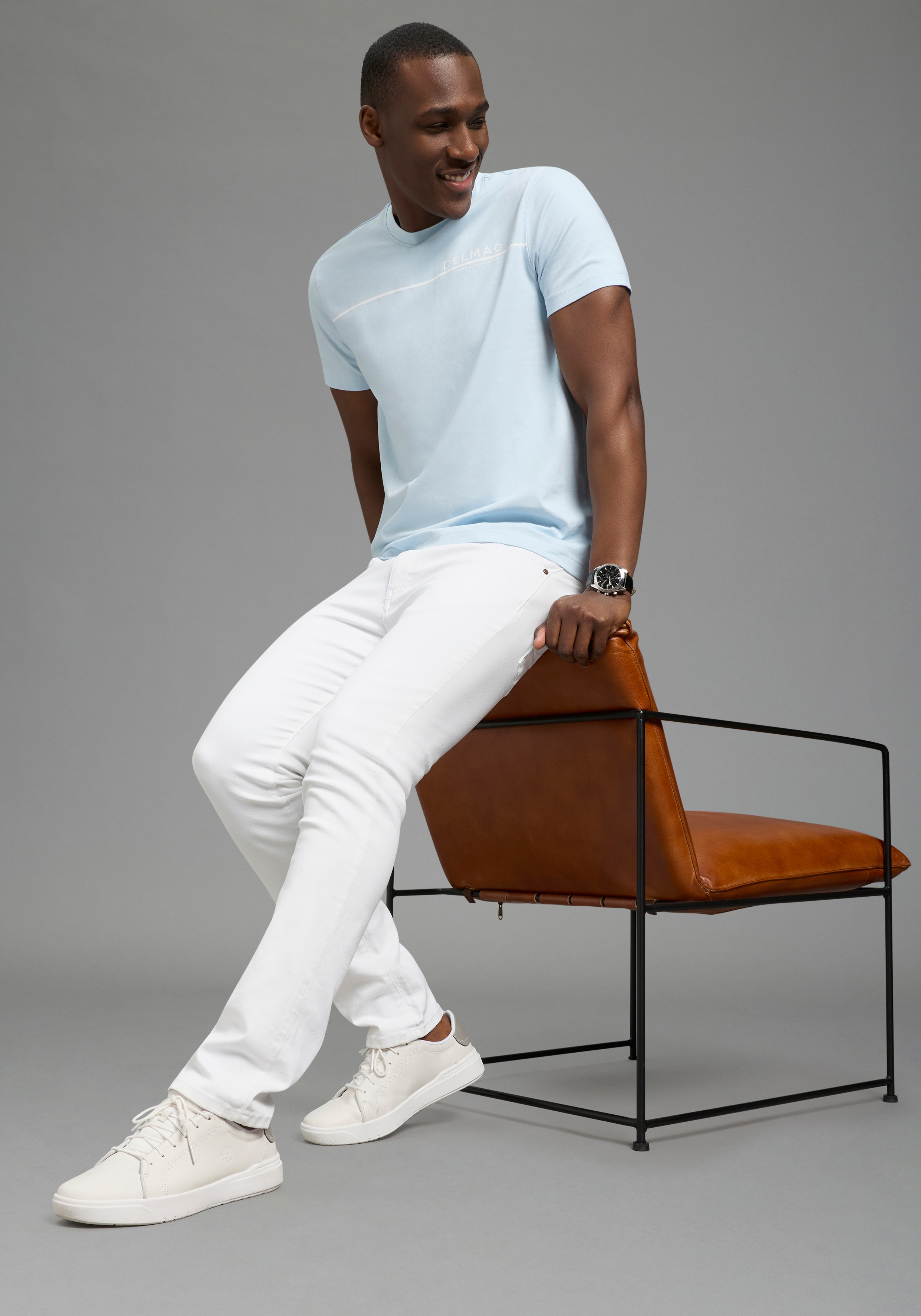 Thumbnail - DELMAO T-Shirt Kurzarm, mit coolem Print, Rundhalsausschnitt, aus 100% Baumwolle