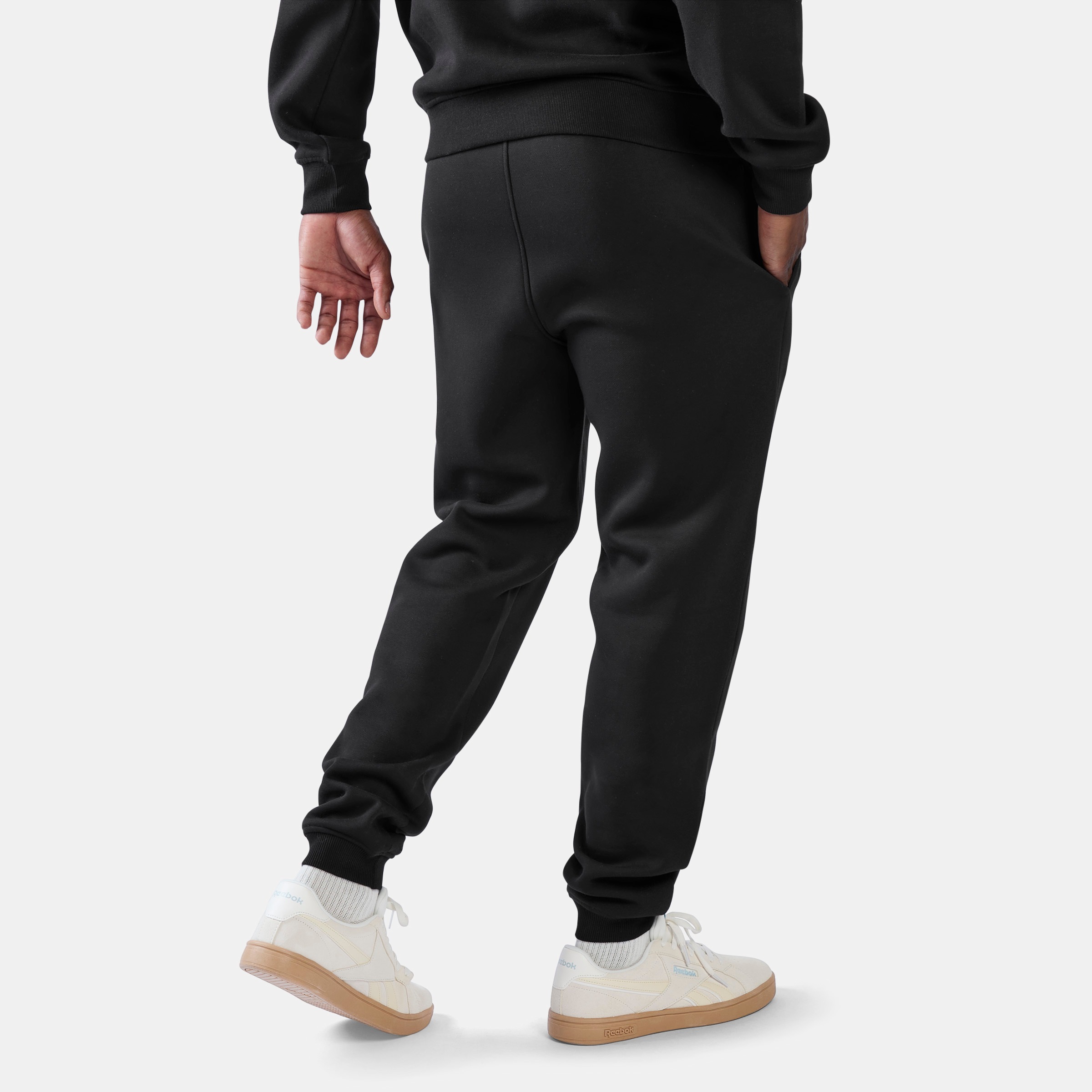 Reebok Jogginghose »ID 2-COLOUR LOGO FLEECE CUFFED JOG PANT«  Jogginghose für Sportmode, aus Baumwolle und Polyester