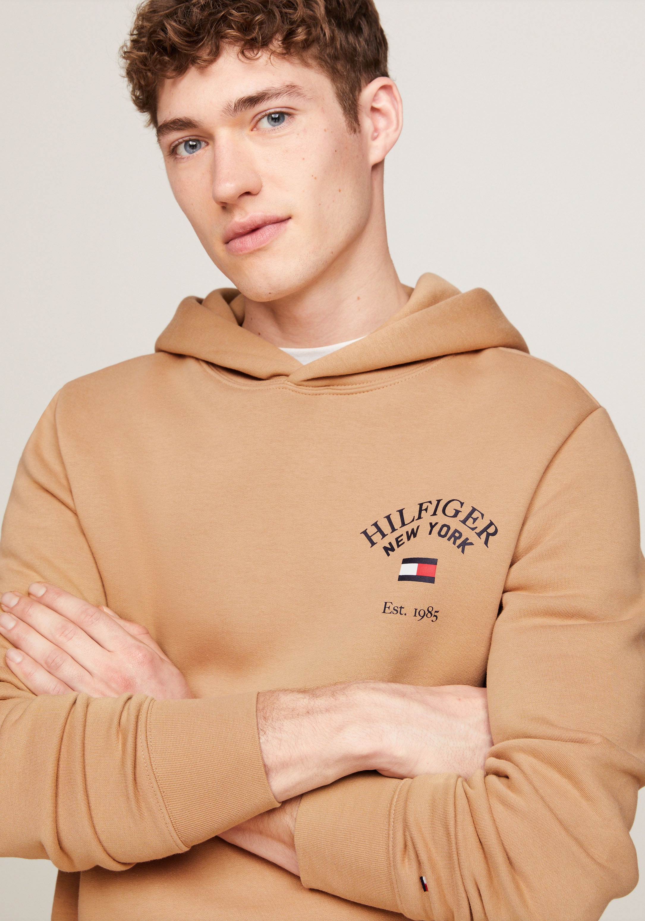 Tommy Hilfiger Hoodie "ARCHED VARSITY HOODY", von dem Jahr 1985 inspiriert günstig online kaufen