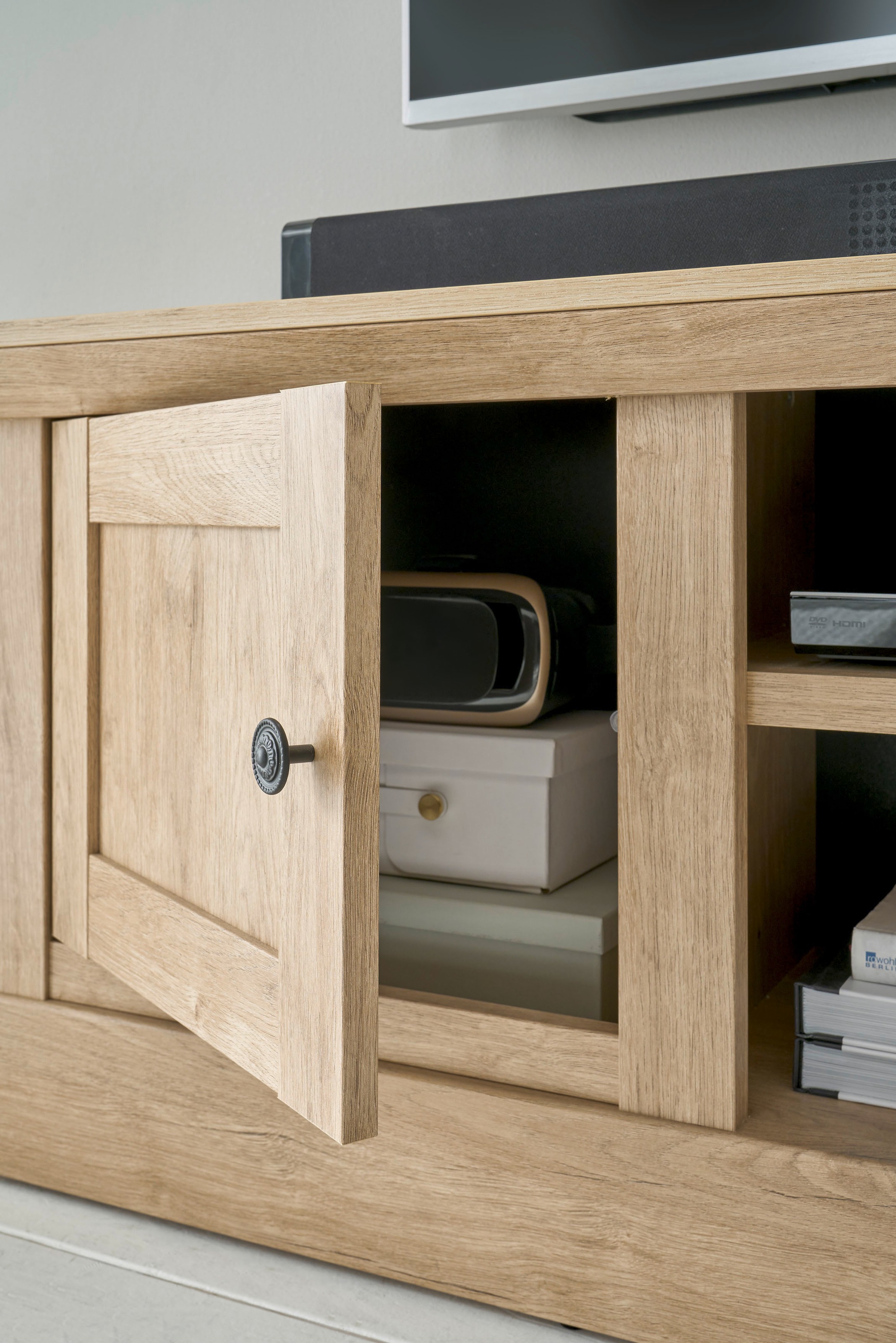 Home affaire Wohnwand »Cornwall, Anbauwand im Landhausstil, Wohnzimmer-Set, Eiche Dekor«, (Set, 4 St.), enthält Vitrine, Lowboard, Kommode, Wandboard, 424 cm breit