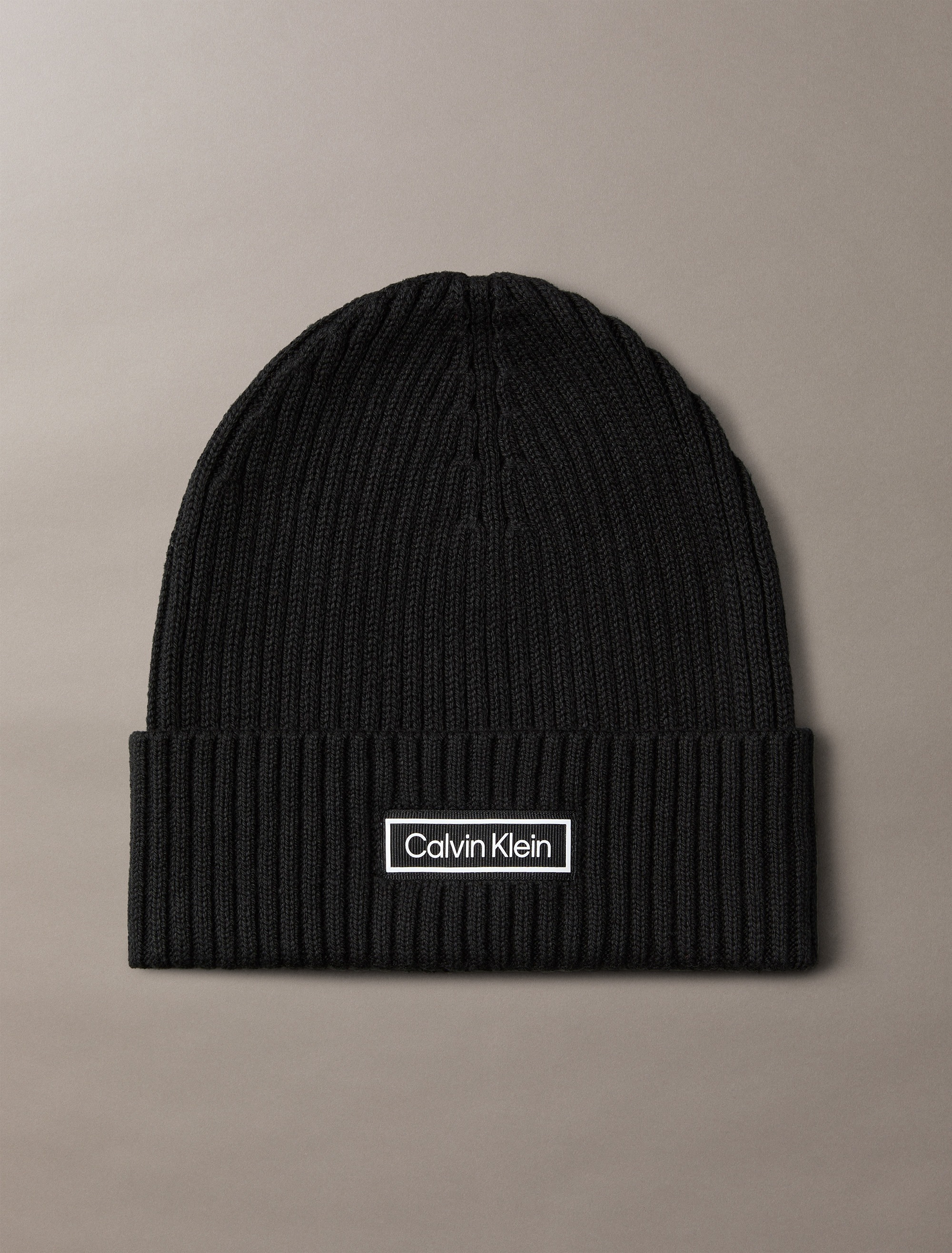 Calvin Klein Strickmütze "PATCH CHUNKY RIB COTTON BEANIE" mit Markenlogo günstig online kaufen
