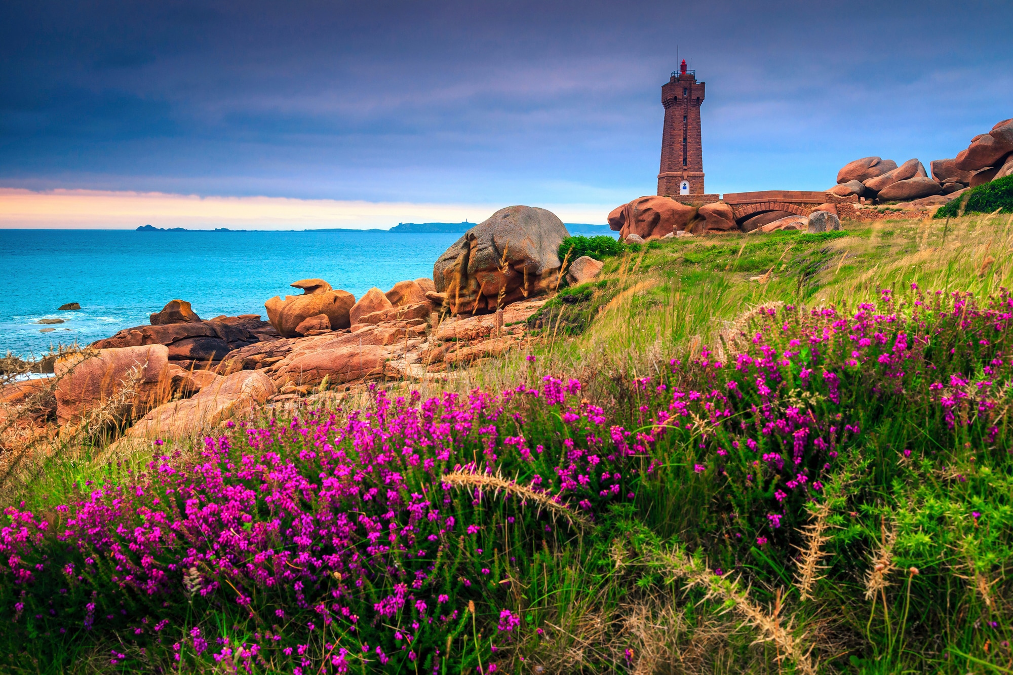 Papermoon Fototapete "LEUCHTTURM-BRETAGNE BLUMEN WIESE MEER OZEAN KÜSTE BERGE"
