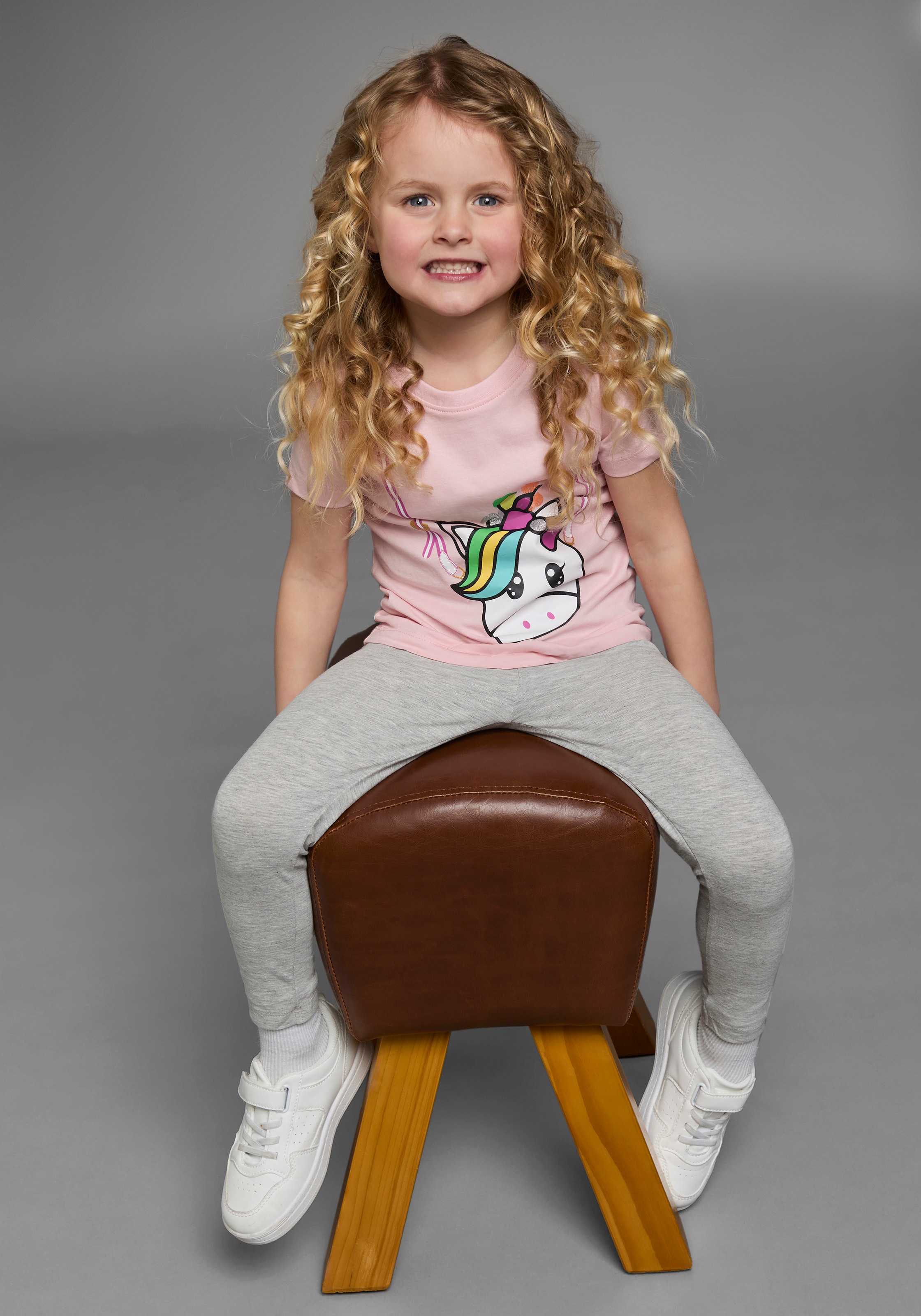 KIDSWORLD T-Shirt »für kleine Mädchen«, Kurzarm, basic geschnittene Passform, mit Glitzerdetails und Print