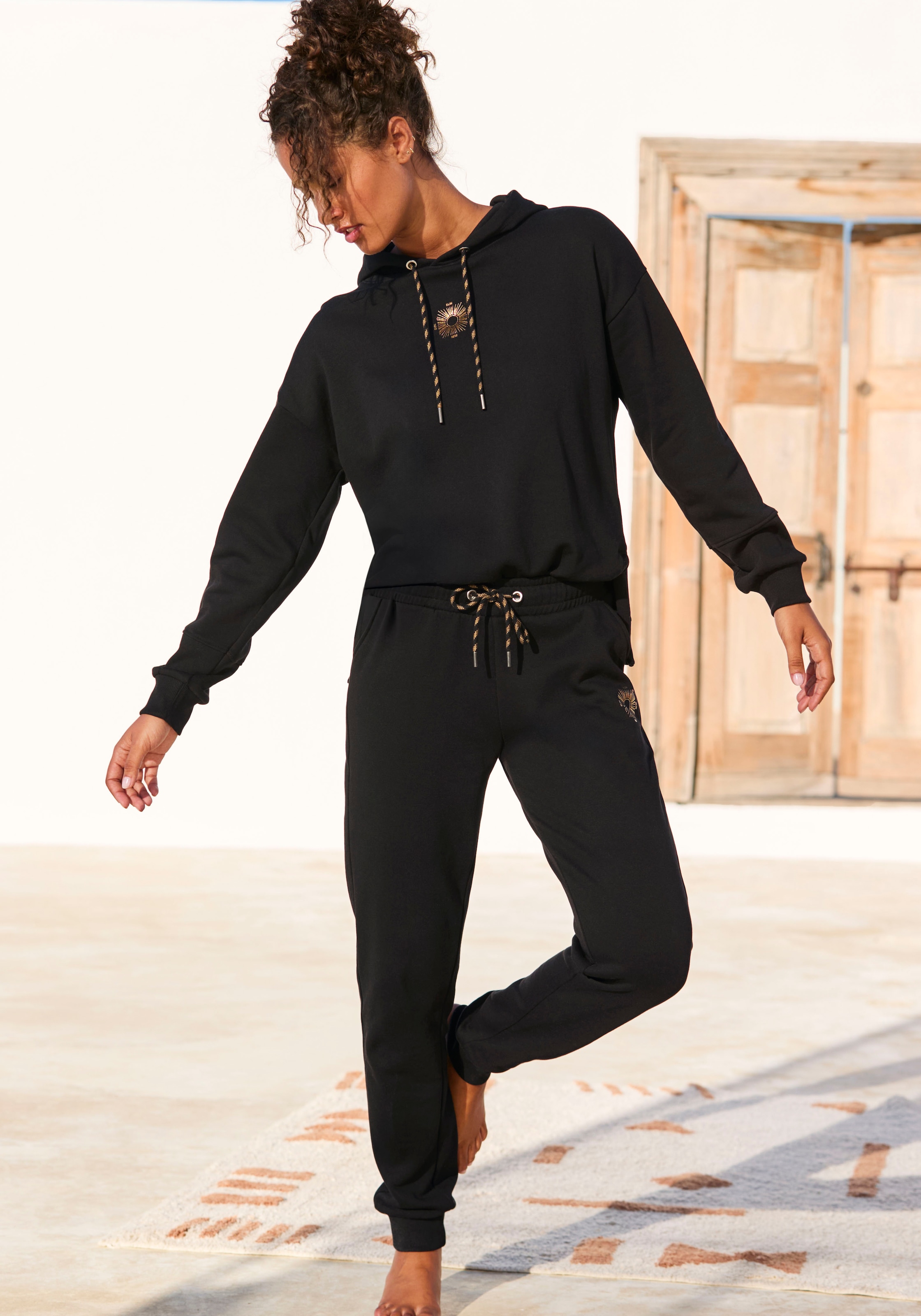Buffalo Sweathose, Loungehose mit seitlichen Taschen und kleinem Druck, Loungewear
