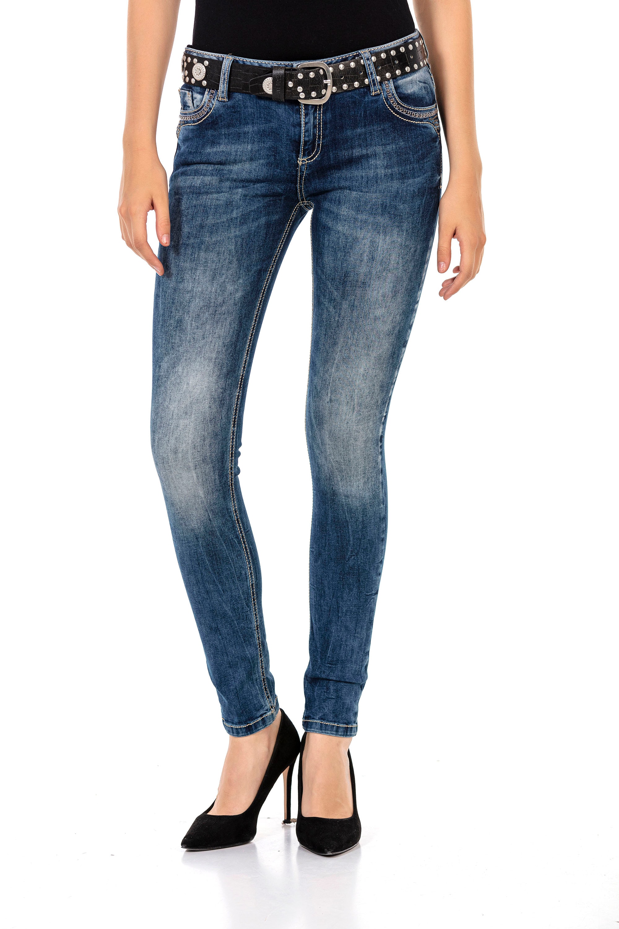 Bequeme Jeans, mit Steinchenbesatz und Markenstickerei