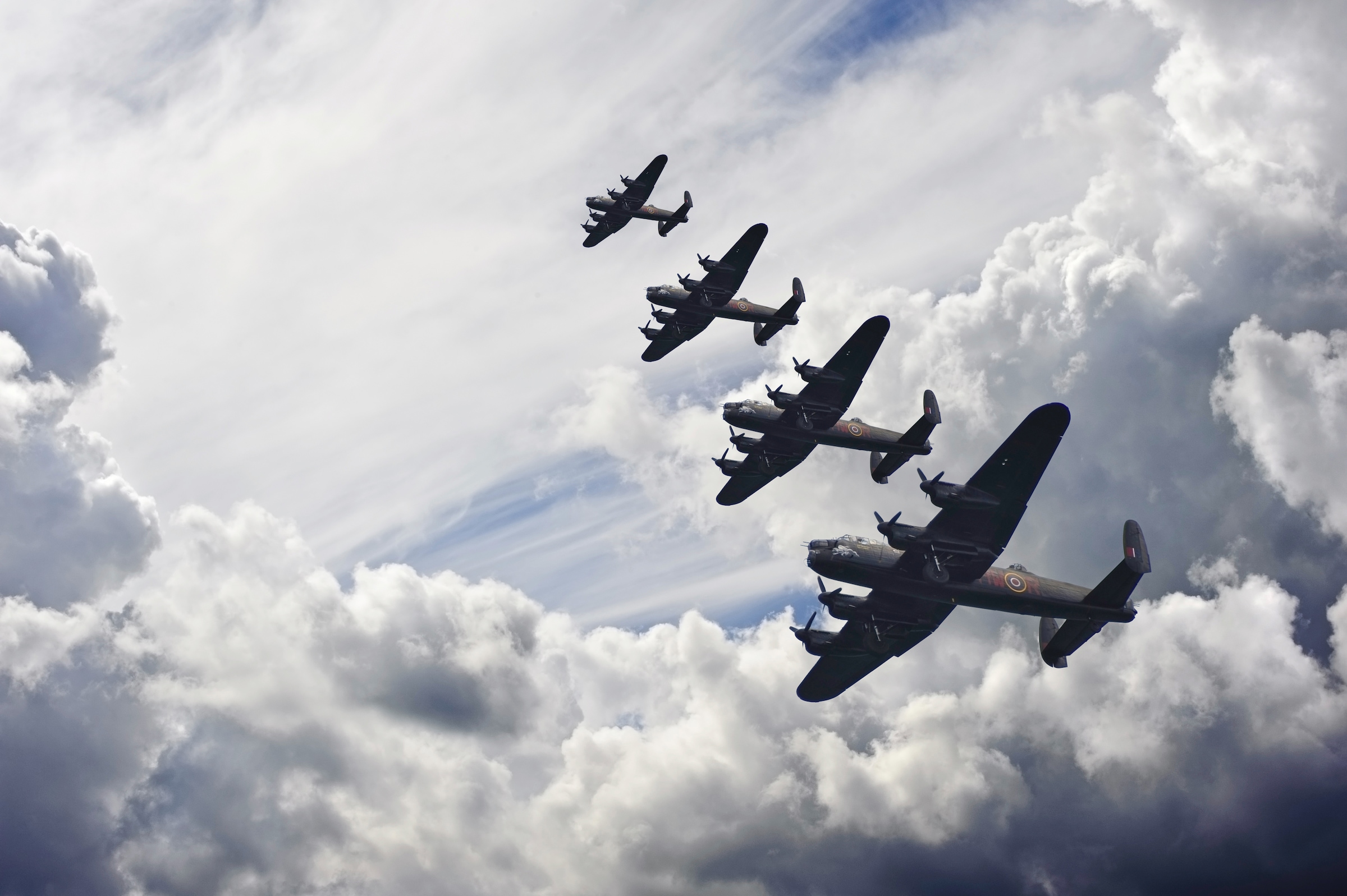 Papermoon Fototapete »VINTAGE FLUGZEUGE-LANCASTER FLUGZEUG WOLKEN HIMMEL XXL«