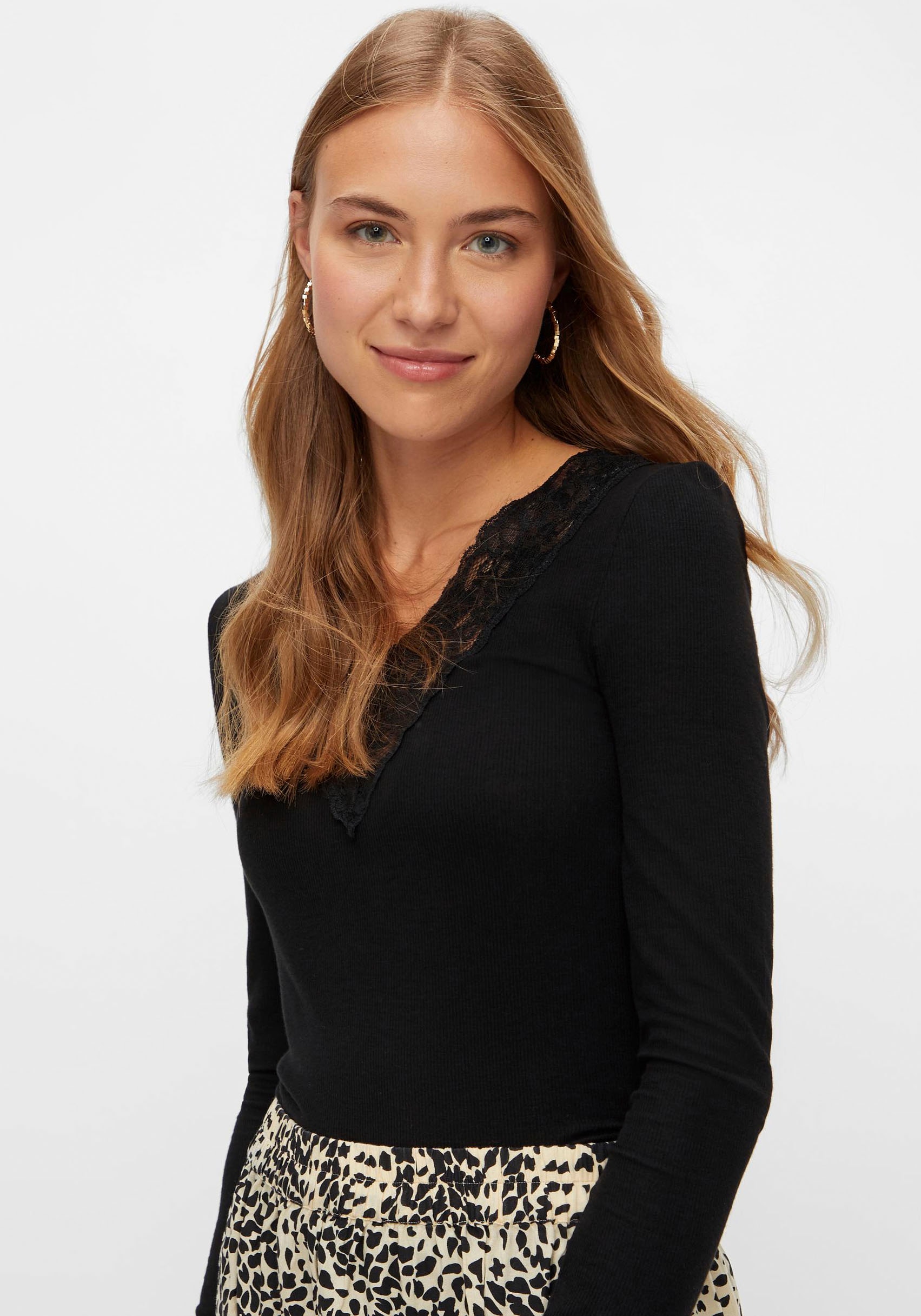 pieces Langarmshirt »PCSIRI LS TOP NOOS«, mit Spitzenkante am Ausschnitt