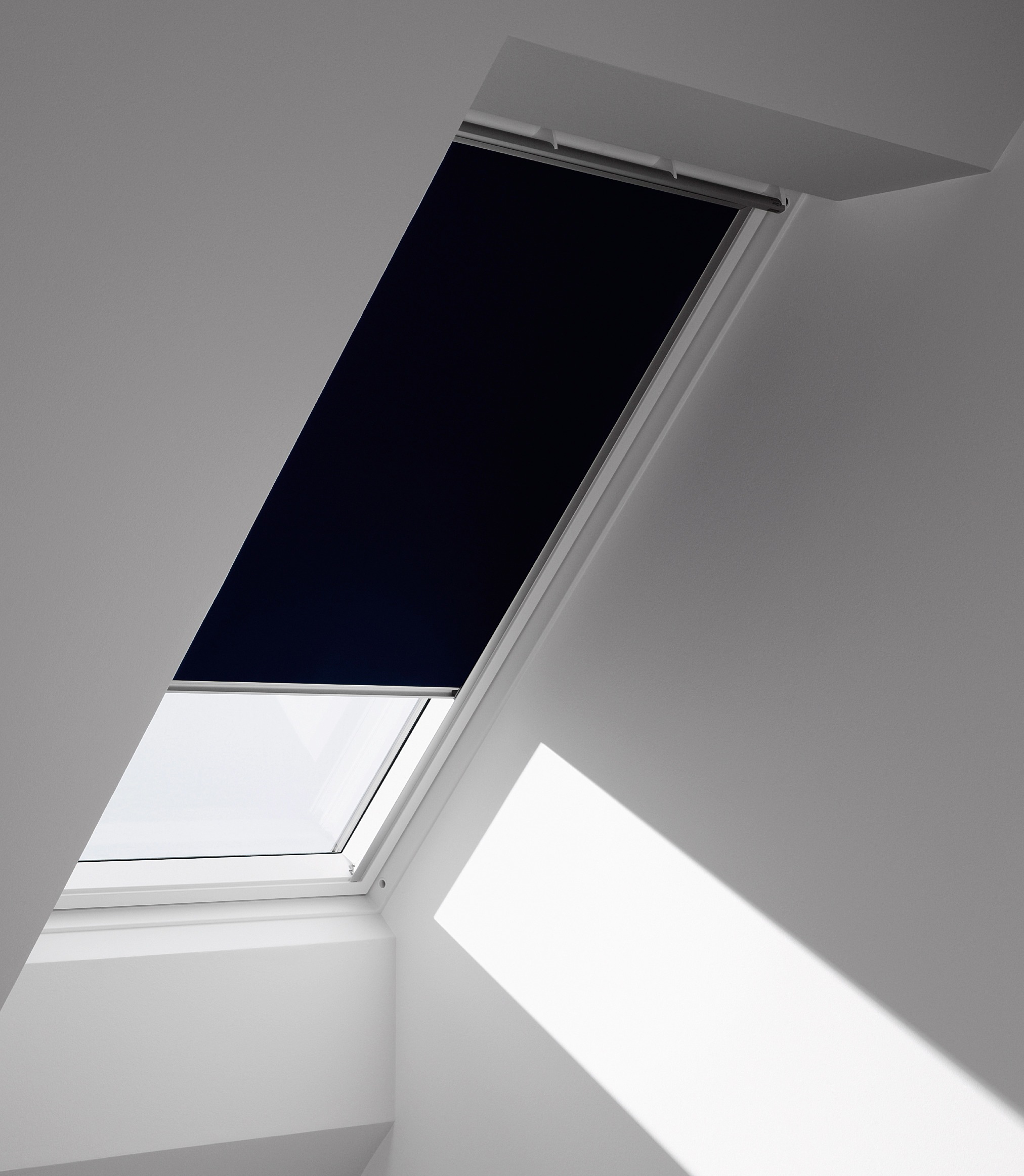 VELUX Verdunklungsrollo »DKL SK06/MK04/FK04/CK02/CK04/FK06/MK06 1100S«, abdunkelnd, Verdunkelung, ohne Bohren, in Führungsschienen, alufarbene Führungsschienen & Griffleiste