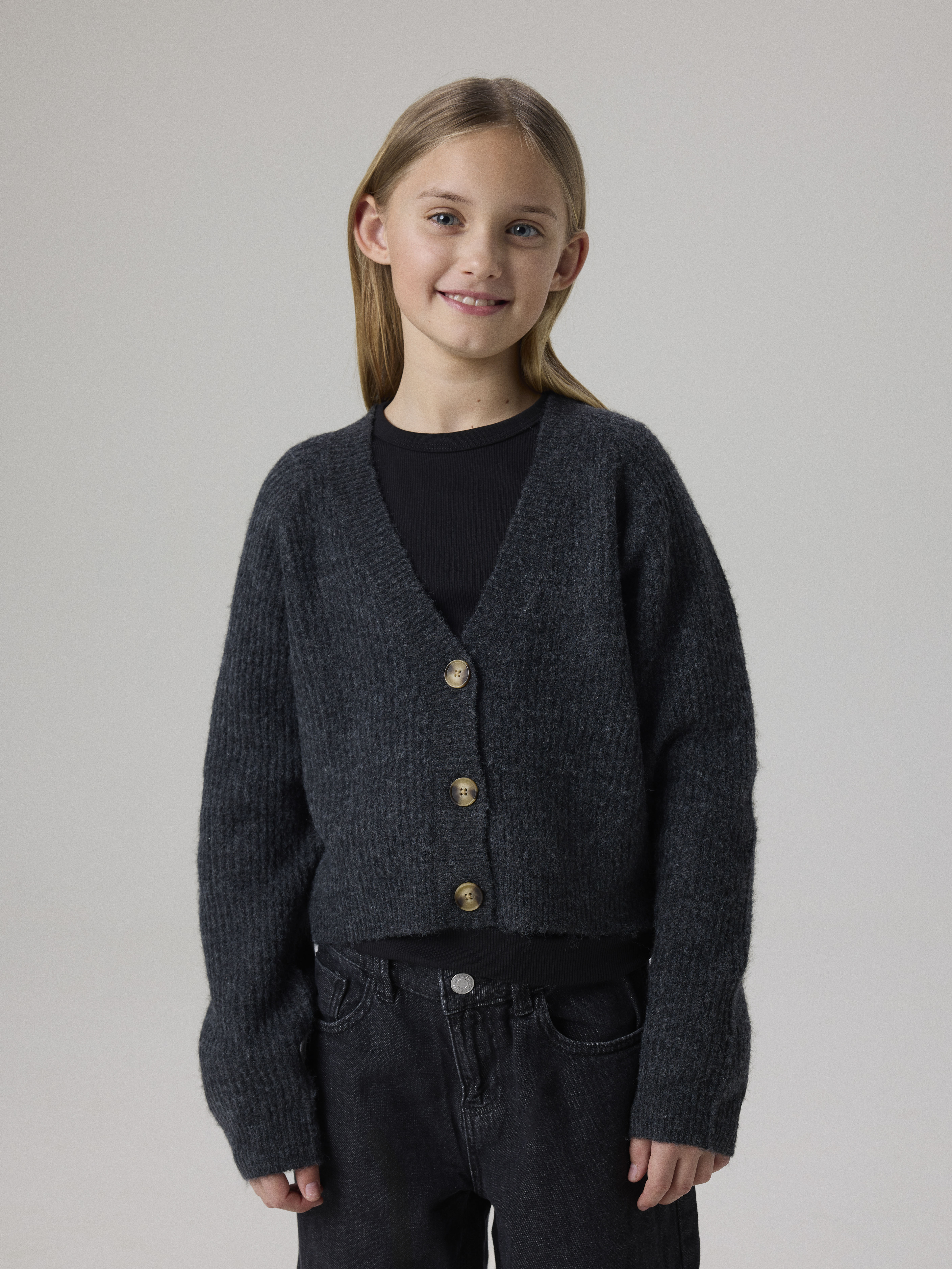 Name It Strickjacke "NKFHOLLY BOXY SHORT KNIT CARD NOOS" in modischer Boxy-Form, mit tiefem V-Ausschnitt, Rippstrick