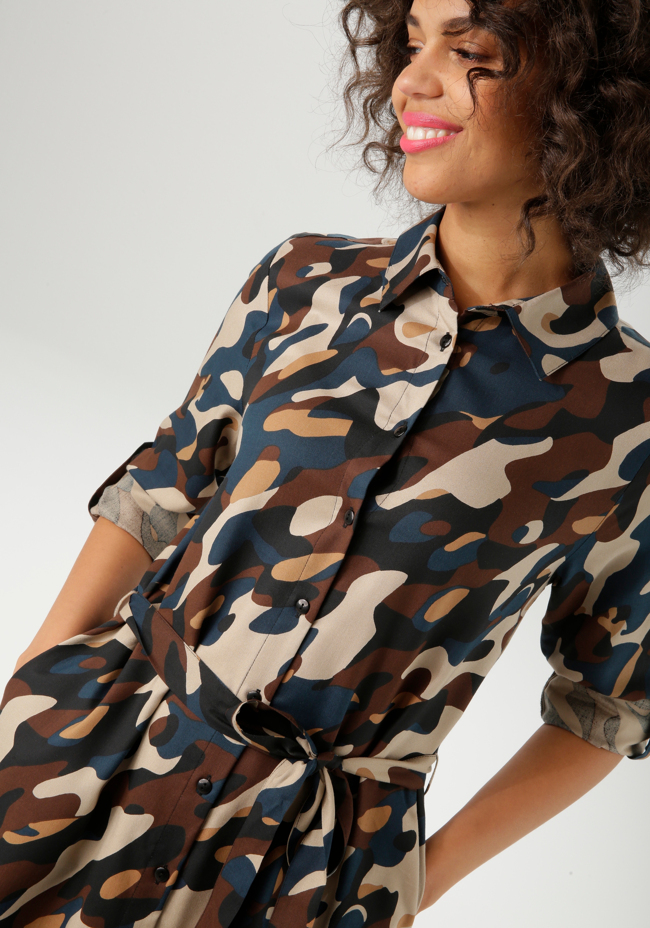 Aniston CASUAL Blusenkleid, (mit abnehmbarem Bindegürtel), mit trendfarbigen, grafischen Druck im Military-Look - NEUE KOLLEKTION
