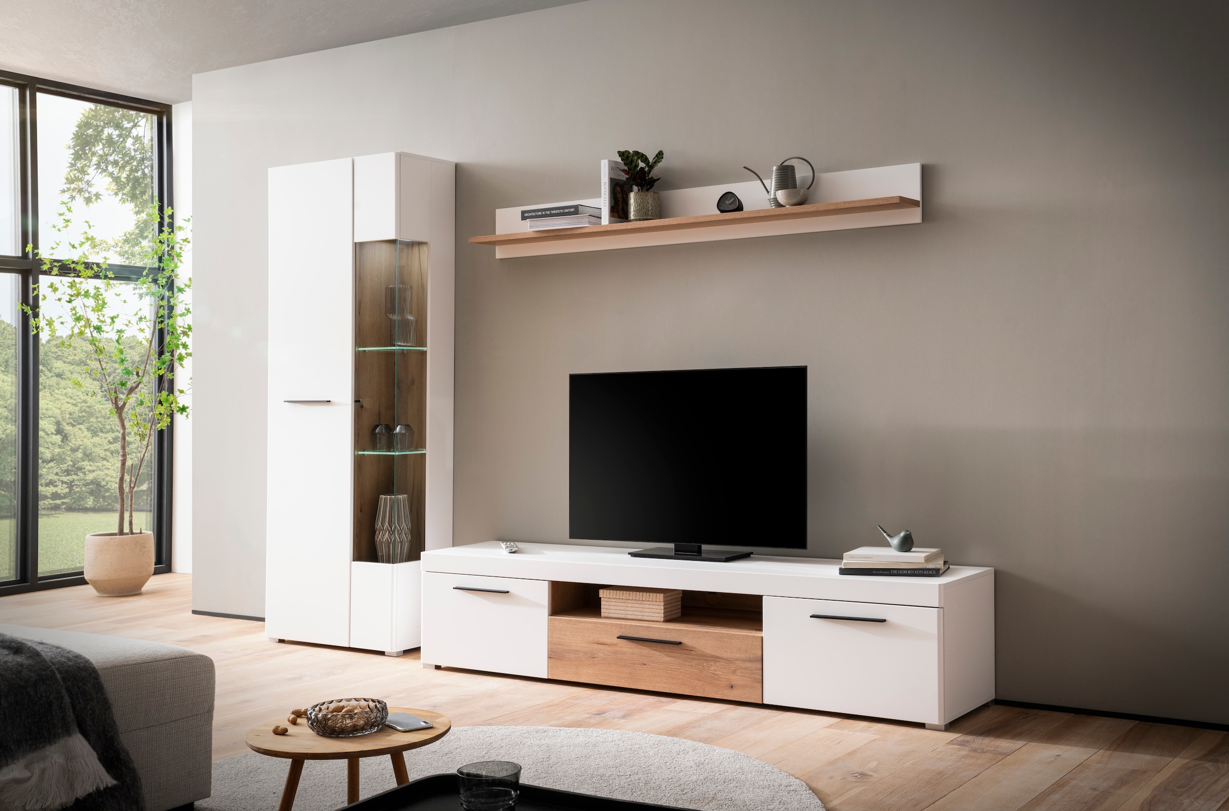 INOSIGN Wohnwand »Salerno, moderne Anbauwand, Wohnzimmer-Set, Weiß mit Eiche Evoke Dekor«, (Set, 3 St.), enthält Vitrine, Lowboard + Wandboard, Metallgriffe, 287 cm breit