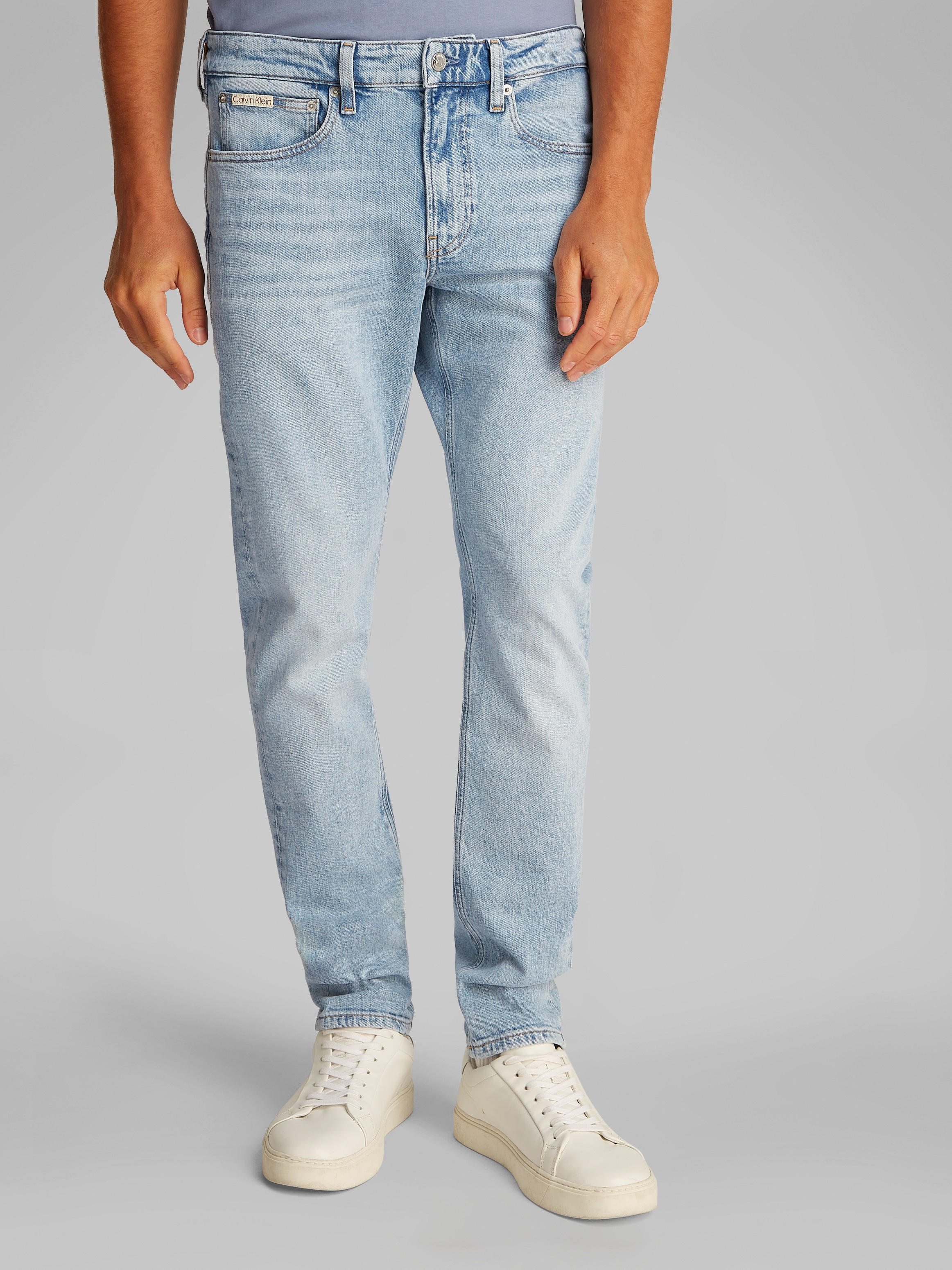 Calvin Klein Jeans Tapered-fit-Jeans "SLIM TAPER", in hellblauer Waschung günstig online kaufen