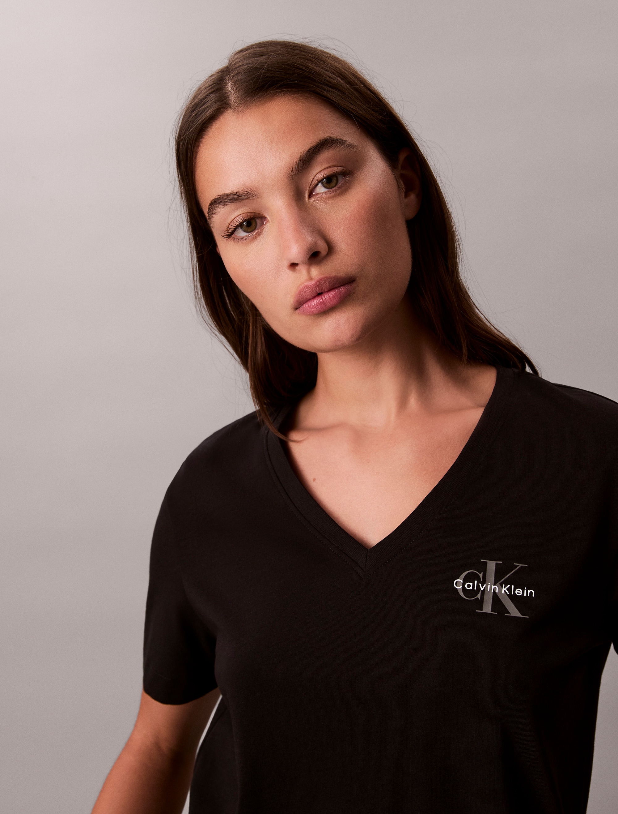 Calvin Klein Jeans Kurzarmshirt »A- Logo VN 2 pack Tee«, (Packung, 2er-Pack), Mit V-Ausschnitt