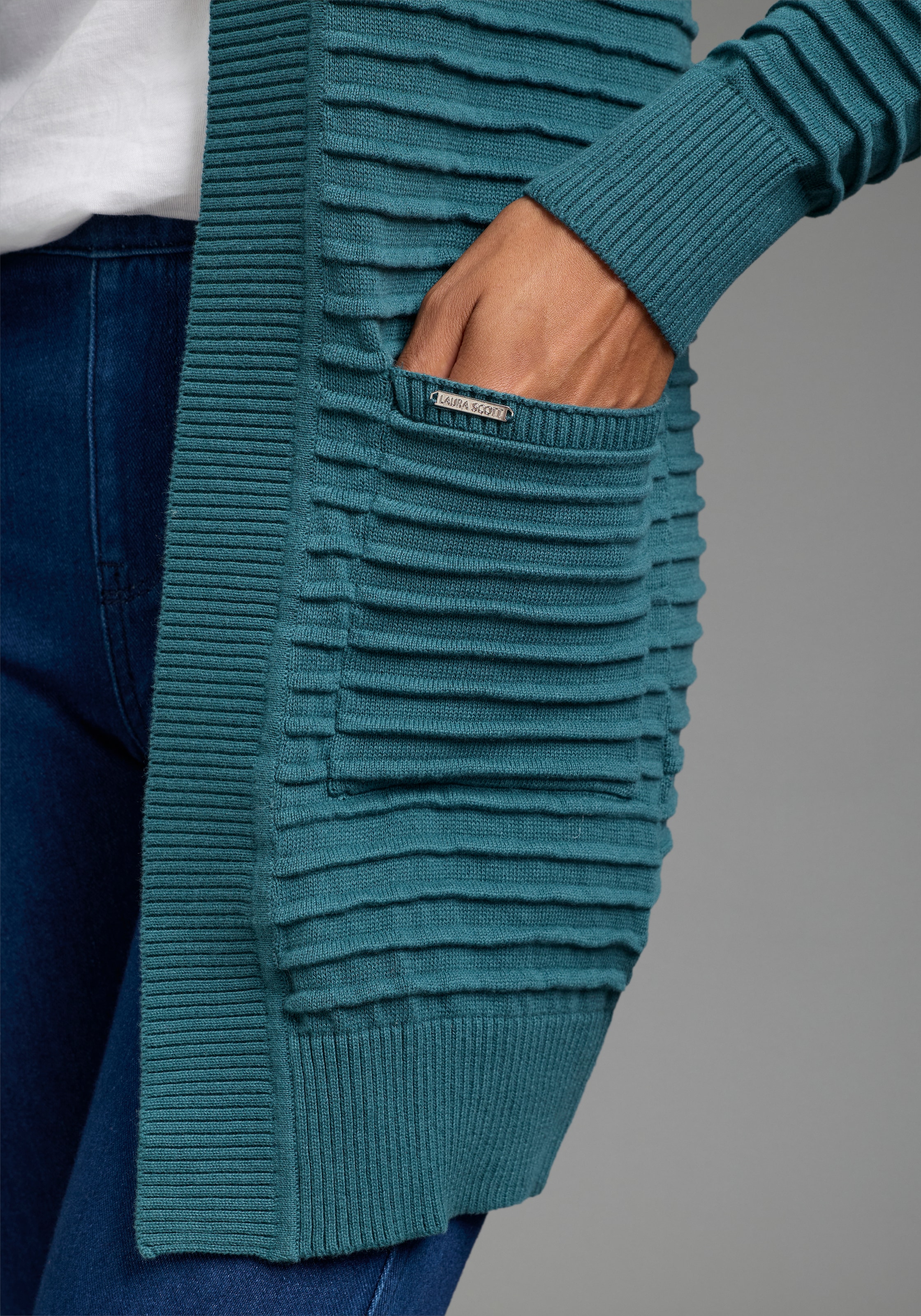 Laura Scott Kapuzenstrickjacke »mit figurumspielender Passform« mit gestreiftem Strukturmuster, aus Baumwolle