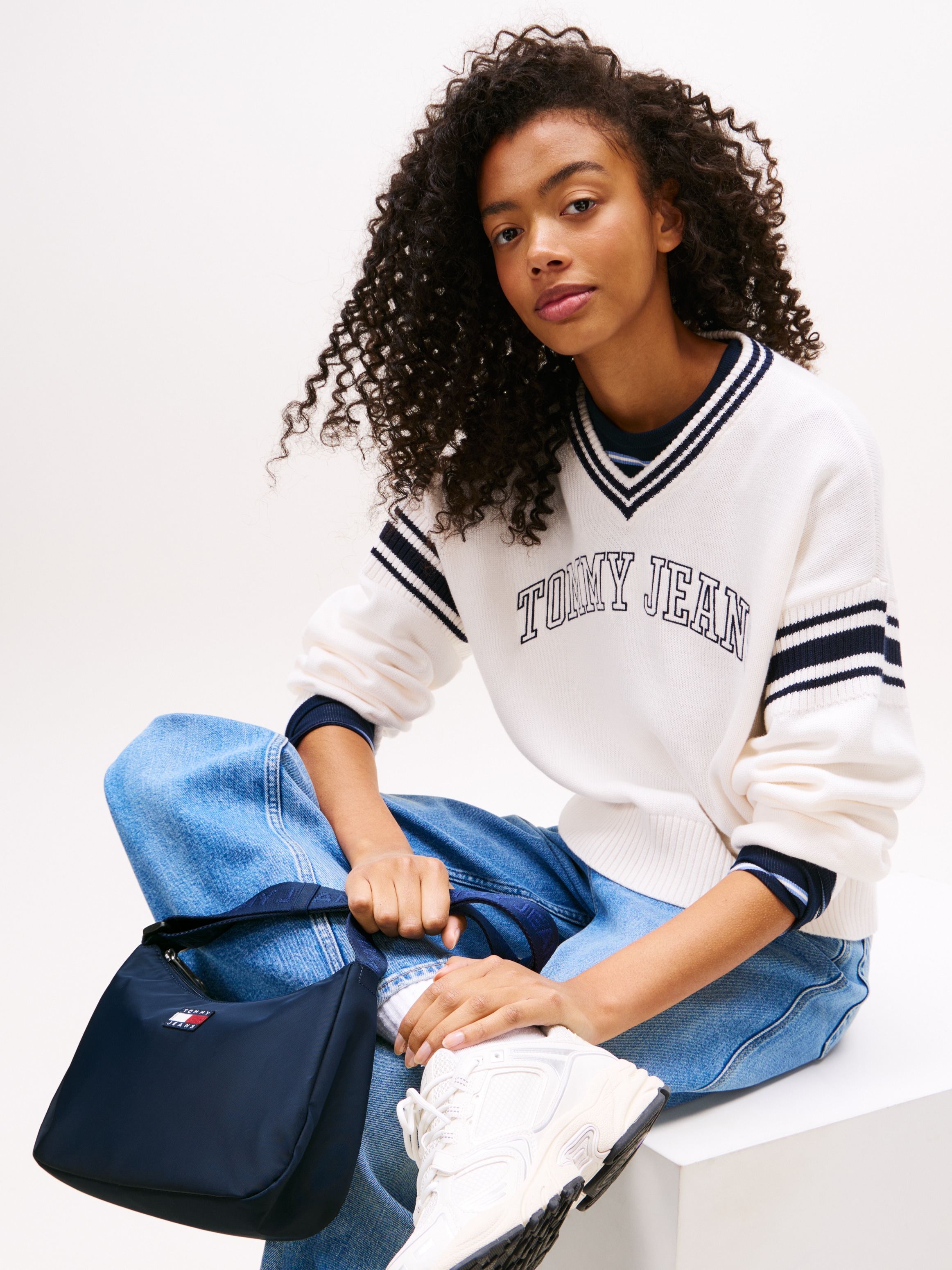 Tommy Jeans Schultertasche »TJW ESS DAILY SHOULDER BAG«, Damen Tragetasche mit logobedrucktem Riemen