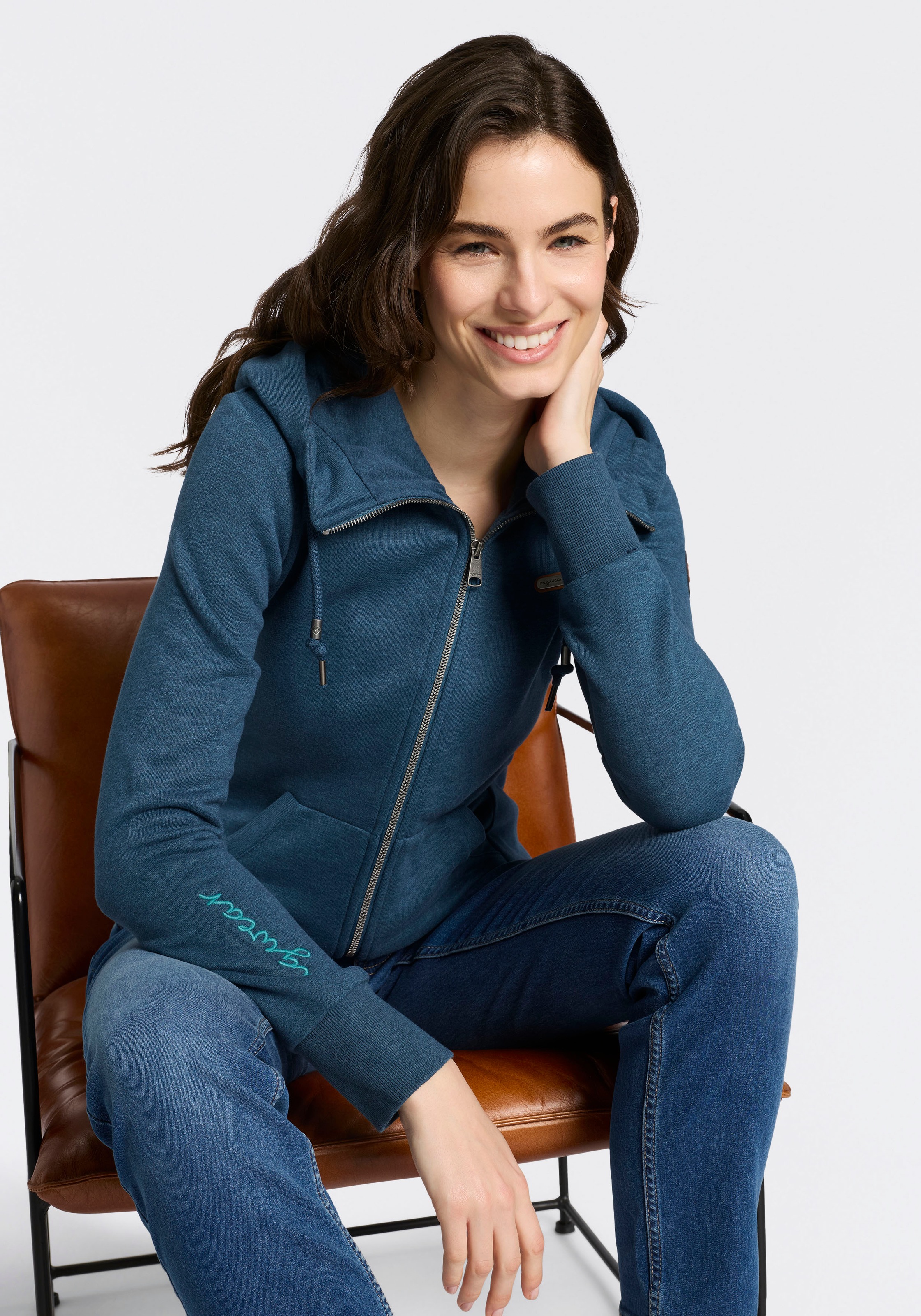 Ragwear Kapuzensweatjacke "NESKIA ZIP A O" mit Kordelzug und Logo am Ärmel günstig online kaufen