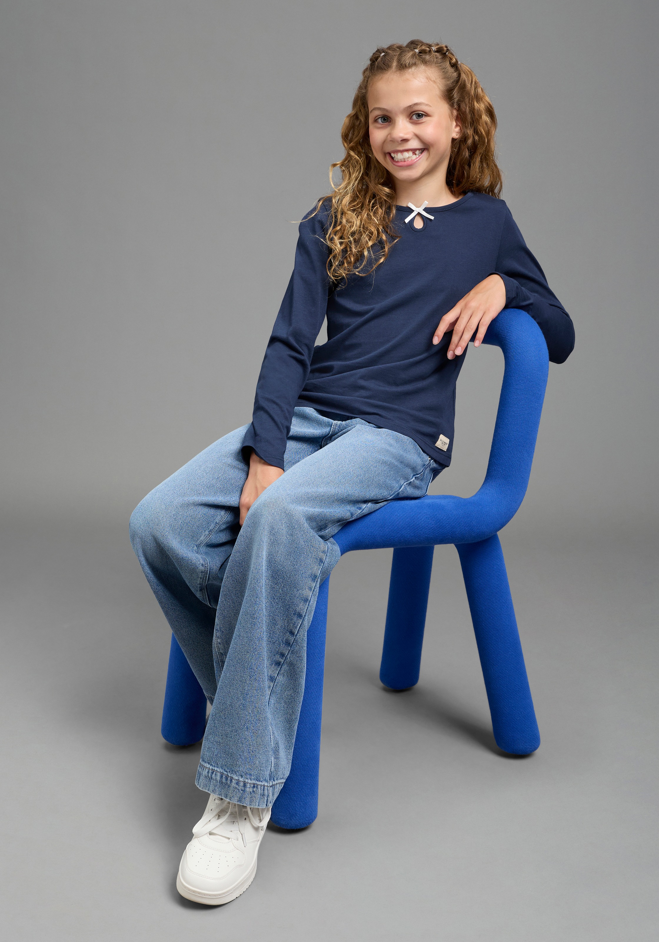 H.I.S Langarmshirt »Shirt mit kleiner Deko-Schleife« hüftlange Basic-Passform, Langarm, modischer Stil