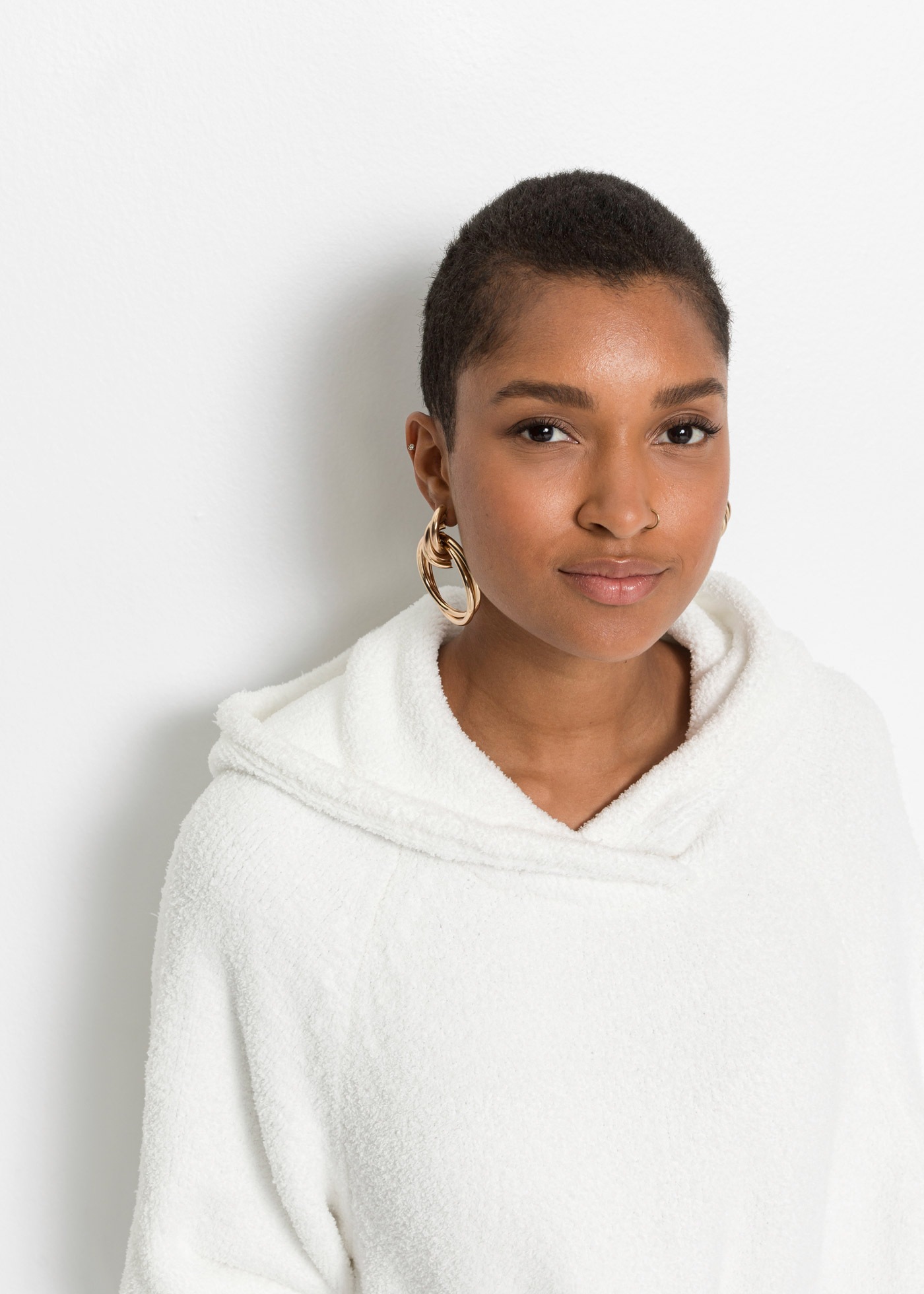 bonprix Strickpullover aus Polyester, mit Kapuze, mit Teddy-Fleece, Oversize Passform