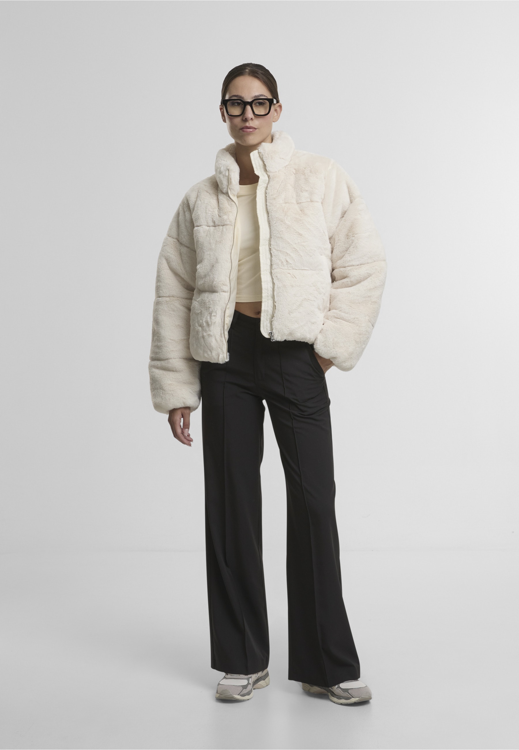 URBAN CLASSICS Winterjacke »Urban Classics Ladies Short Faux Fur Puffer Jacket« 1 Stk. tlg. ohne Kapuze