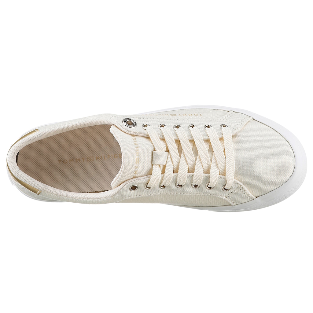 Tommy Hilfiger Plateausneaker »ESSENTIAL VULC CANVAS SNEAKER«, Kontrastbesatz in Metallicoptik, Freizeitschuh, Halbschuh, Schnürschuh