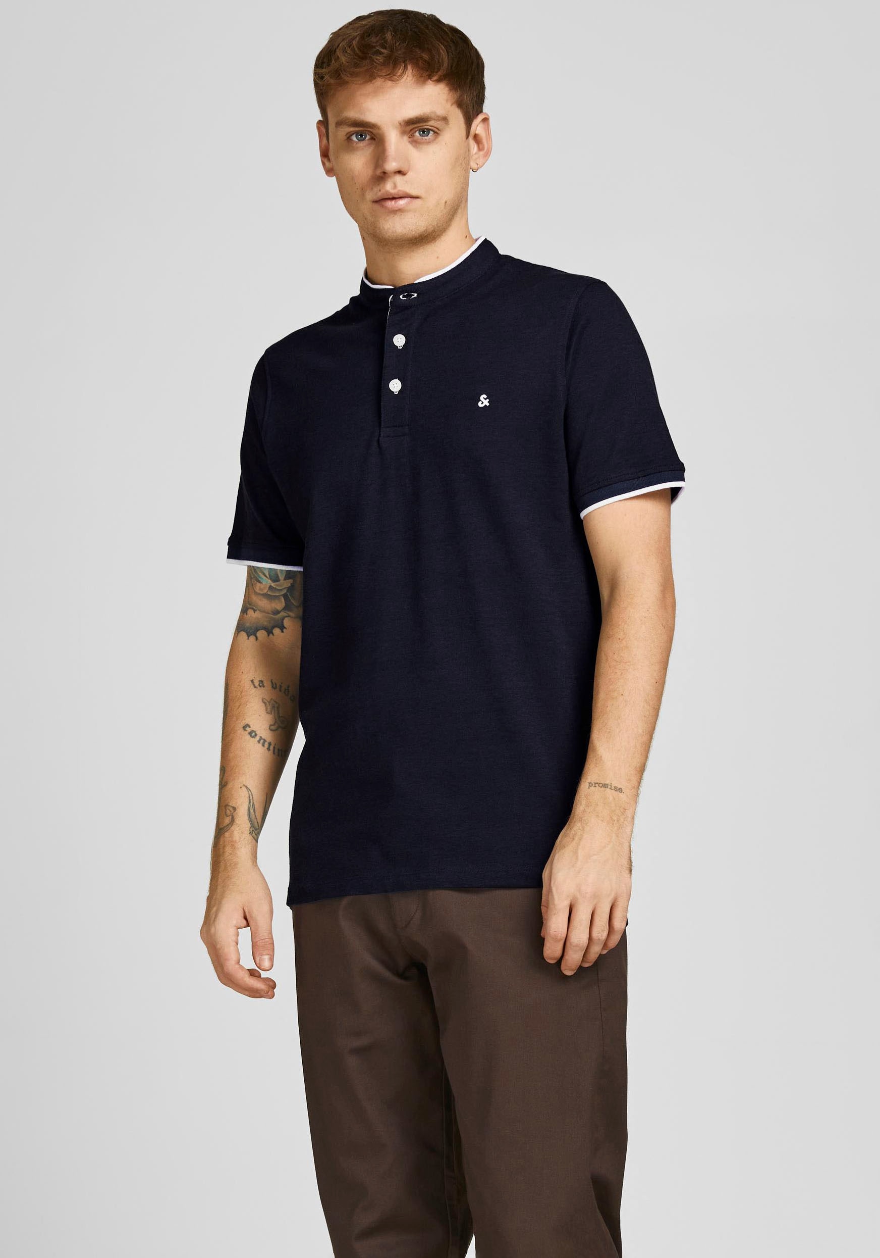Jack & Jones Kurzarmshirt »PAULOS MAO POLO«, mit kontrastfarbiger Kante am schmalen Stehkragen und am Ärmelsaum