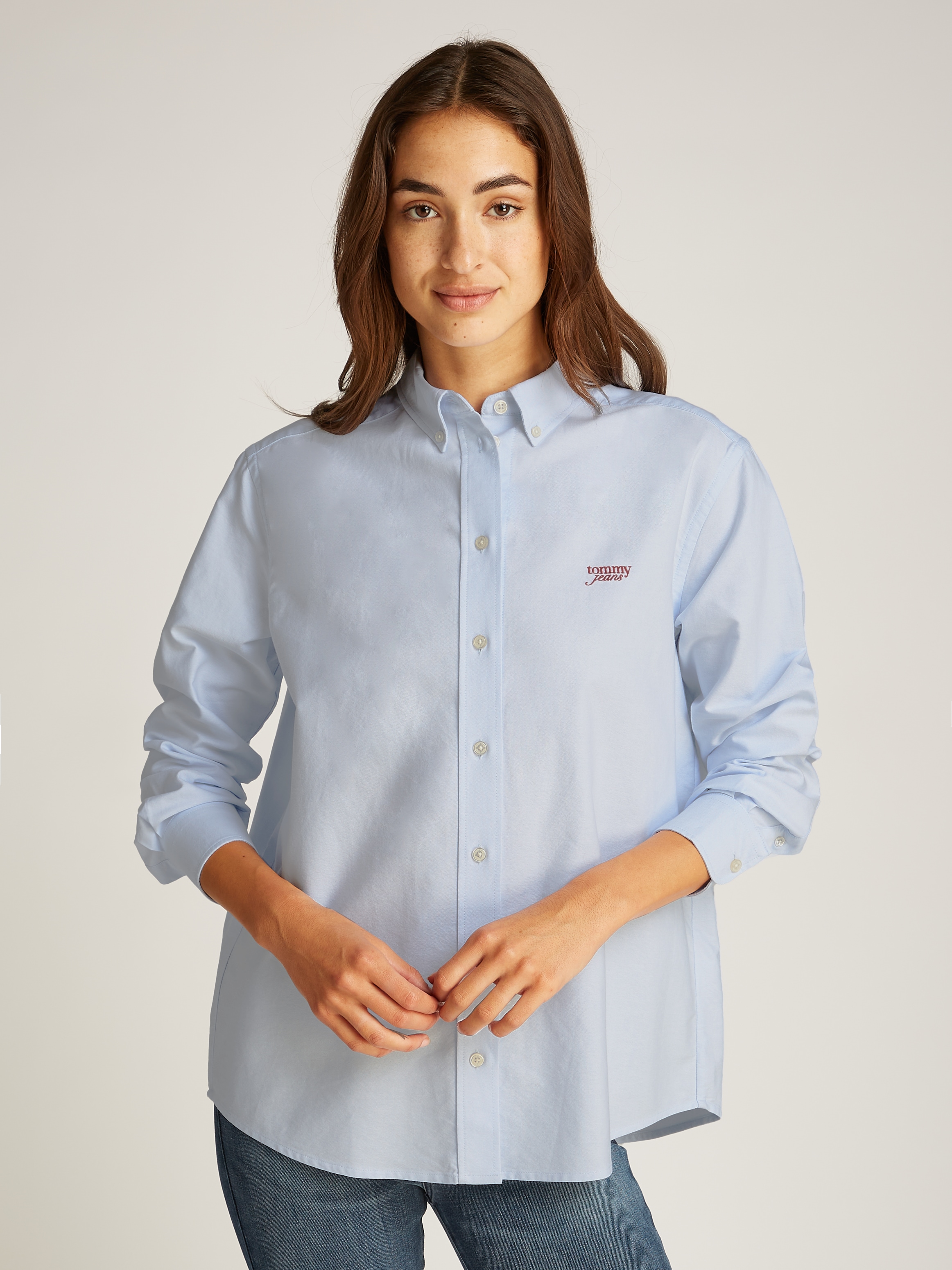 Tommy Jeans Hemdbluse "TJW RLX SCRIPT OXFORD SHIRT", mit Logo-Stickereien