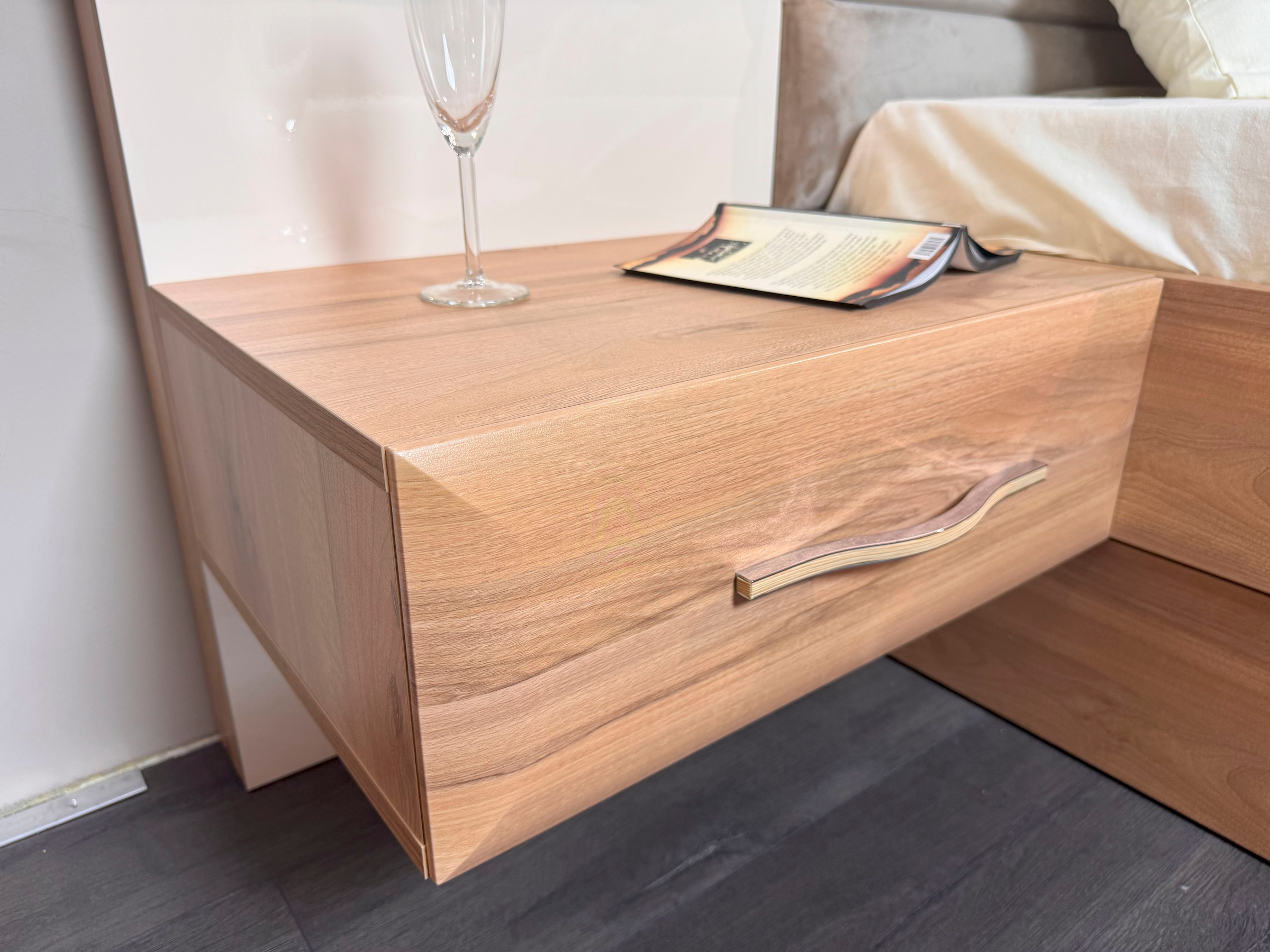 OTTO home Nachtkonsole »Gala, beige hochglänzend UV lackiert und melaminbeschichtet, kratzfest« Schublade mit Soft-Close-Funktion, 56x47x100cm (BxTxH),  mit Beleuchtung,wahlweise rechte oder linke Bedienung,FSC-zertifiziert