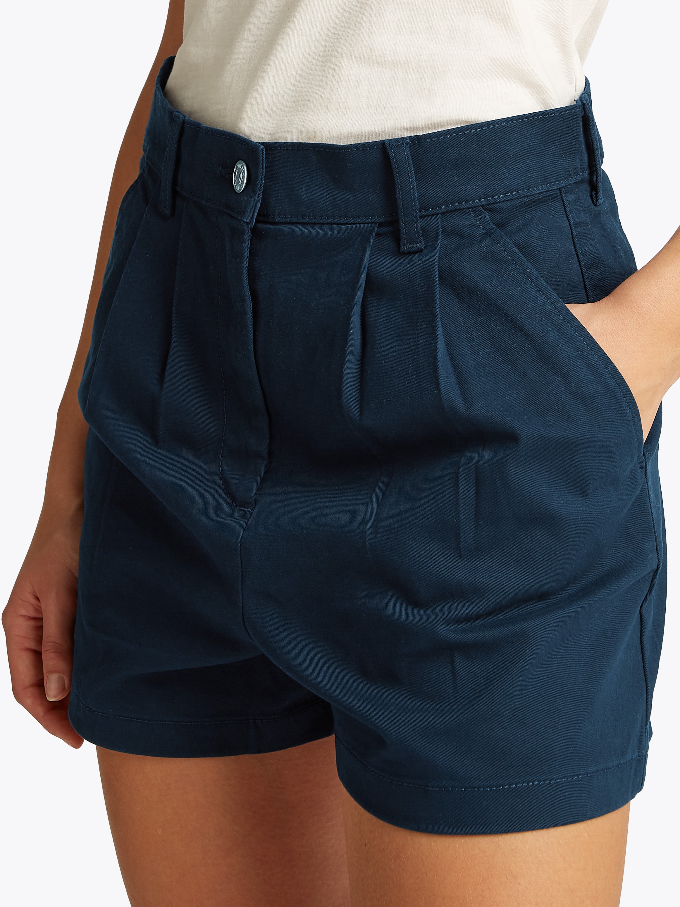 Tommy Jeans Chinoshorts »TJW CLAIRE HR PLEATED SHORT«, mit Bundfalten, mit Logostickerei