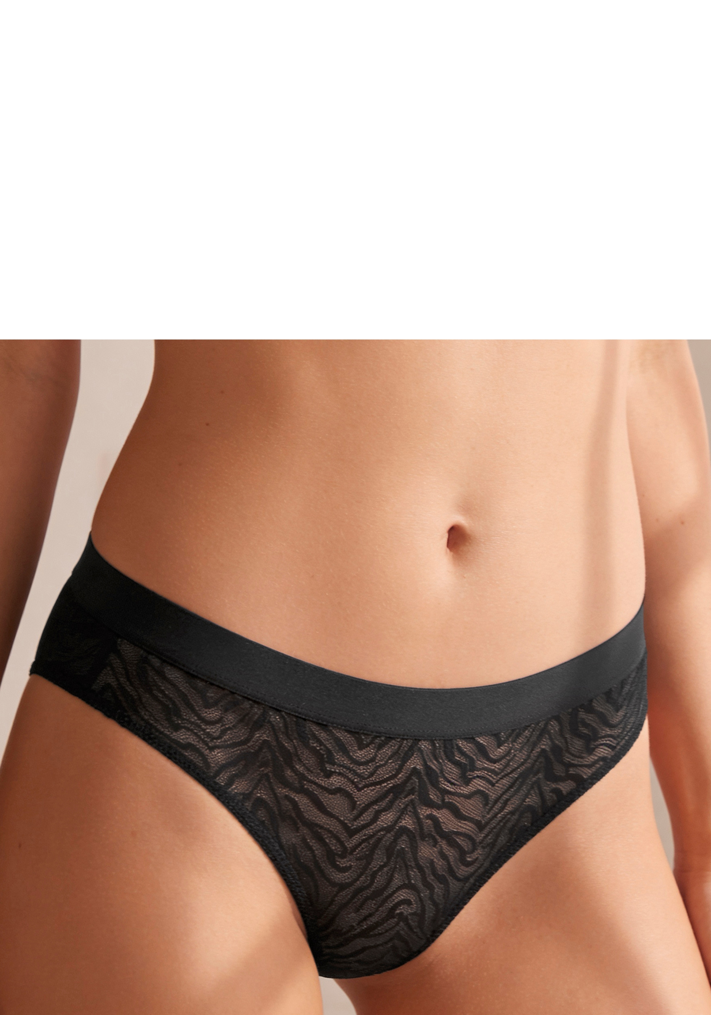 s.Oliver String "Alix" aus weicher, flacher Spitze mit dezentem Muster