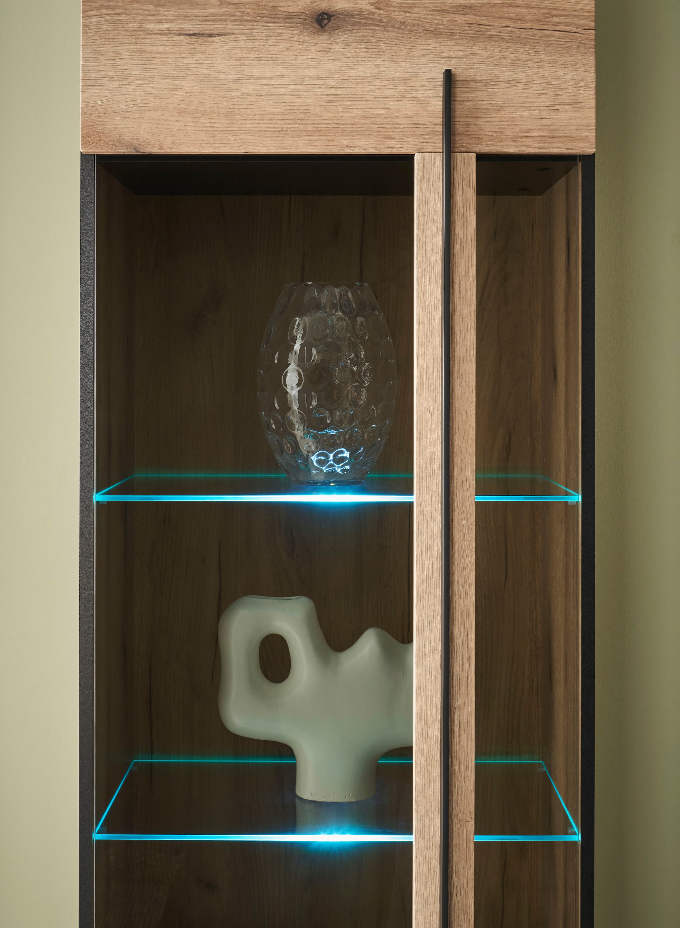 INOSIGN Vitrine »Cantara, Vitrinenschrank in Eiche Evoke oder weiß, Standvitrine«, schwarzer Stangengriff, ausreichend Stauraum, vielseitig einsetzbar