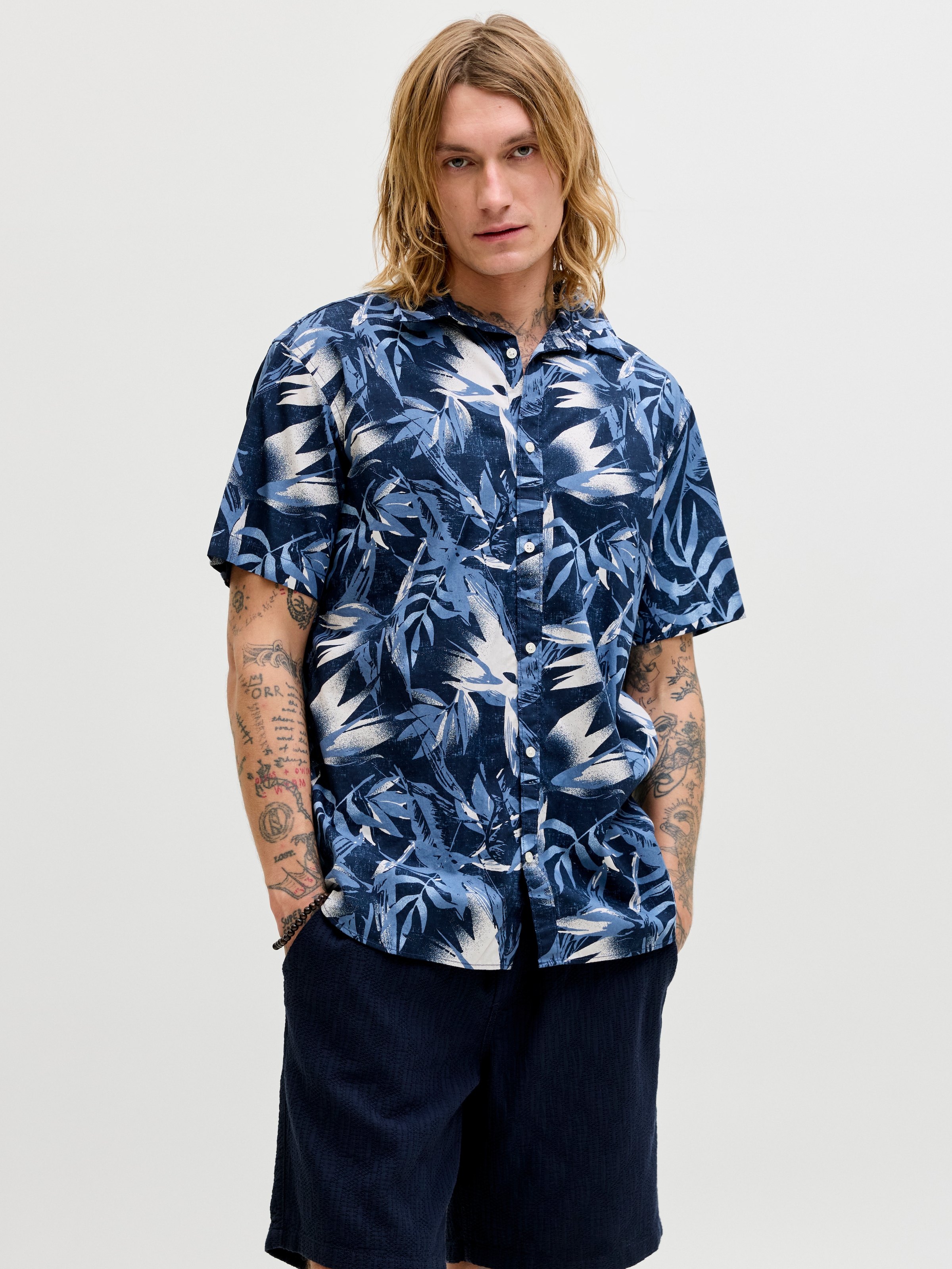 Kurzarmhemd JACK & JONES "JJHONOLULU AOP SHIRT SS", Herren, Gr. S, N-Gr, navy blazer, Web, Obermaterial: 100% Baumwolle, gemustert, regular fit, Hemden 2