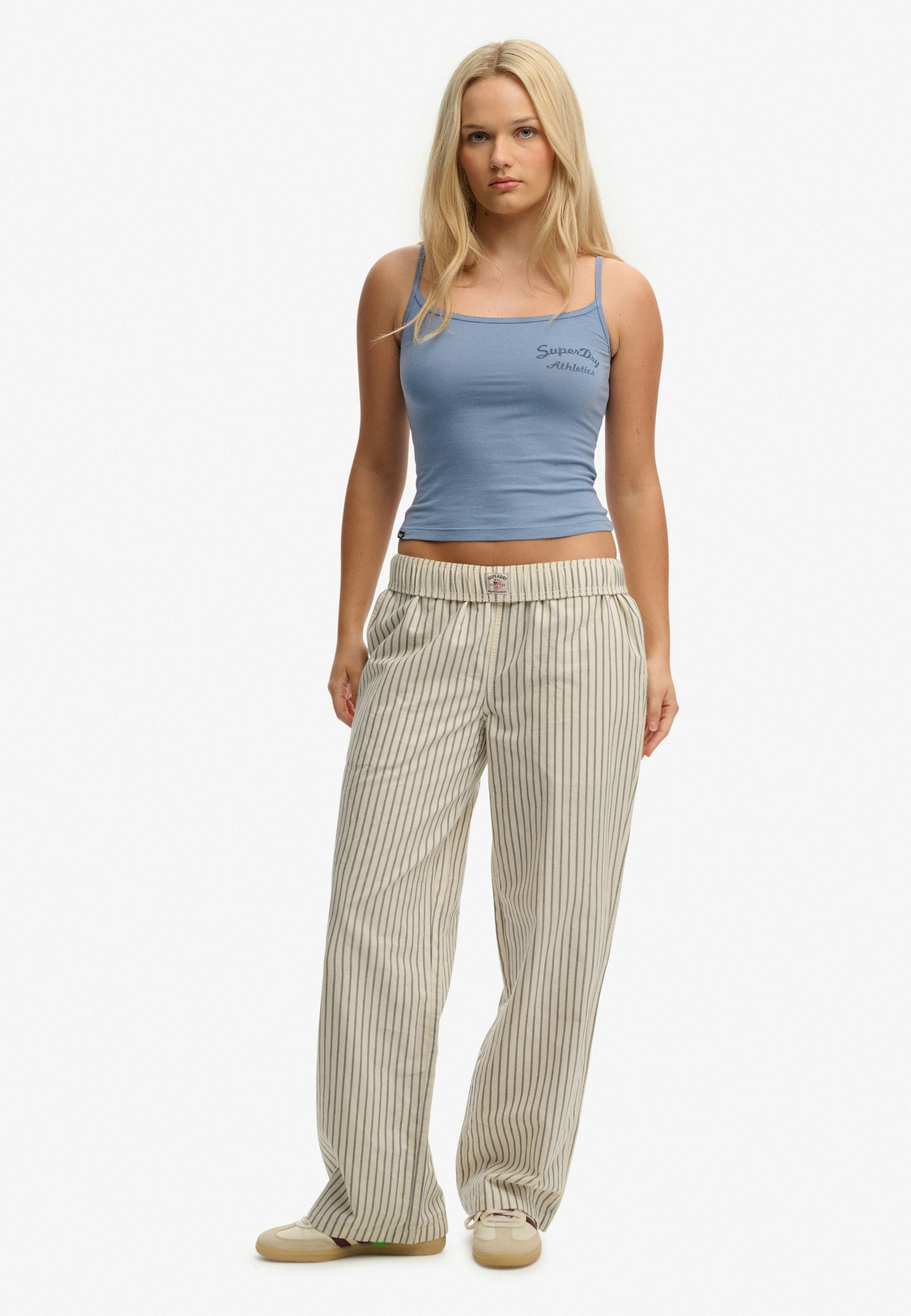 Superdry Tanktop »ATH ESS GRAPHIC CAMI« mit hübschem Spitzen-Detail am Auschnitt