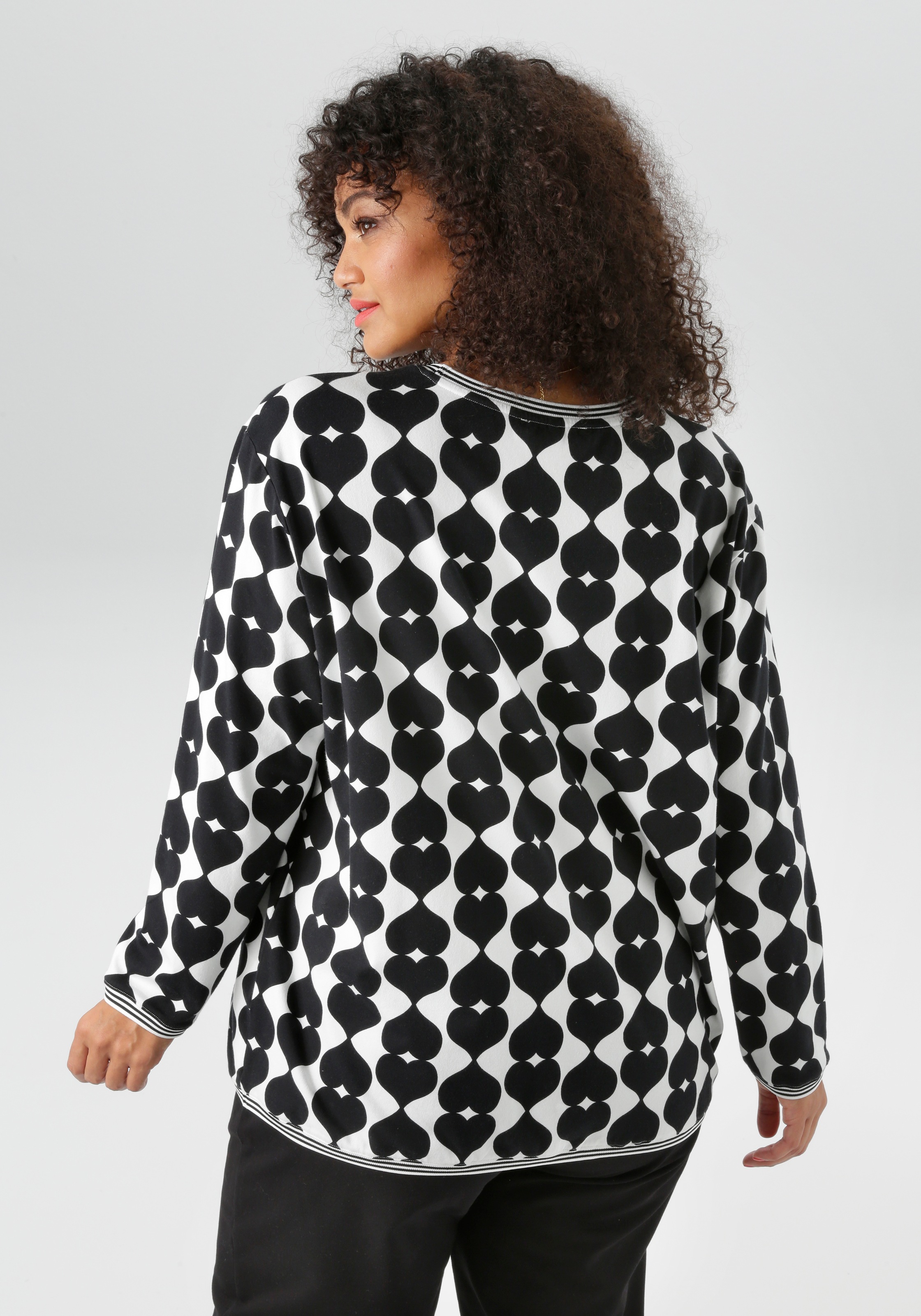 Aniston PLUS Sweatshirt, mit großflächigem, Herzdruck günstig online kaufen